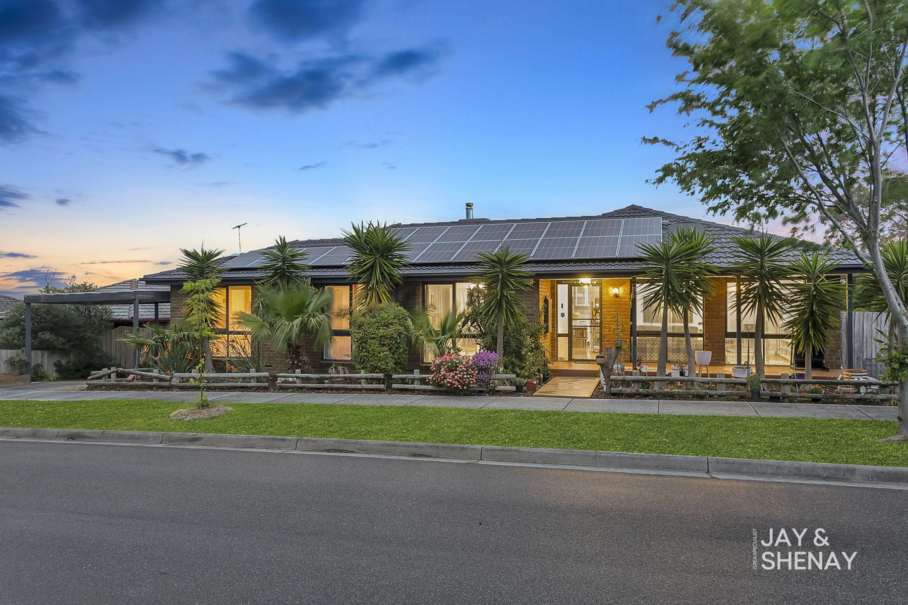 13 WILLIAM PERRY CLOSE, Endeavour Hills VIC 3802 - Image 1