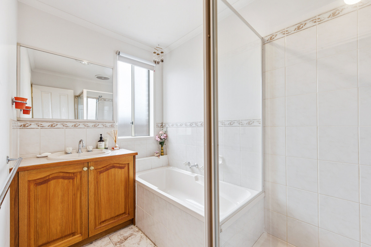 3-bedroom house at 34 Brentwood Drive, Cranbourne North, VIC 3977, Casey, Victoria