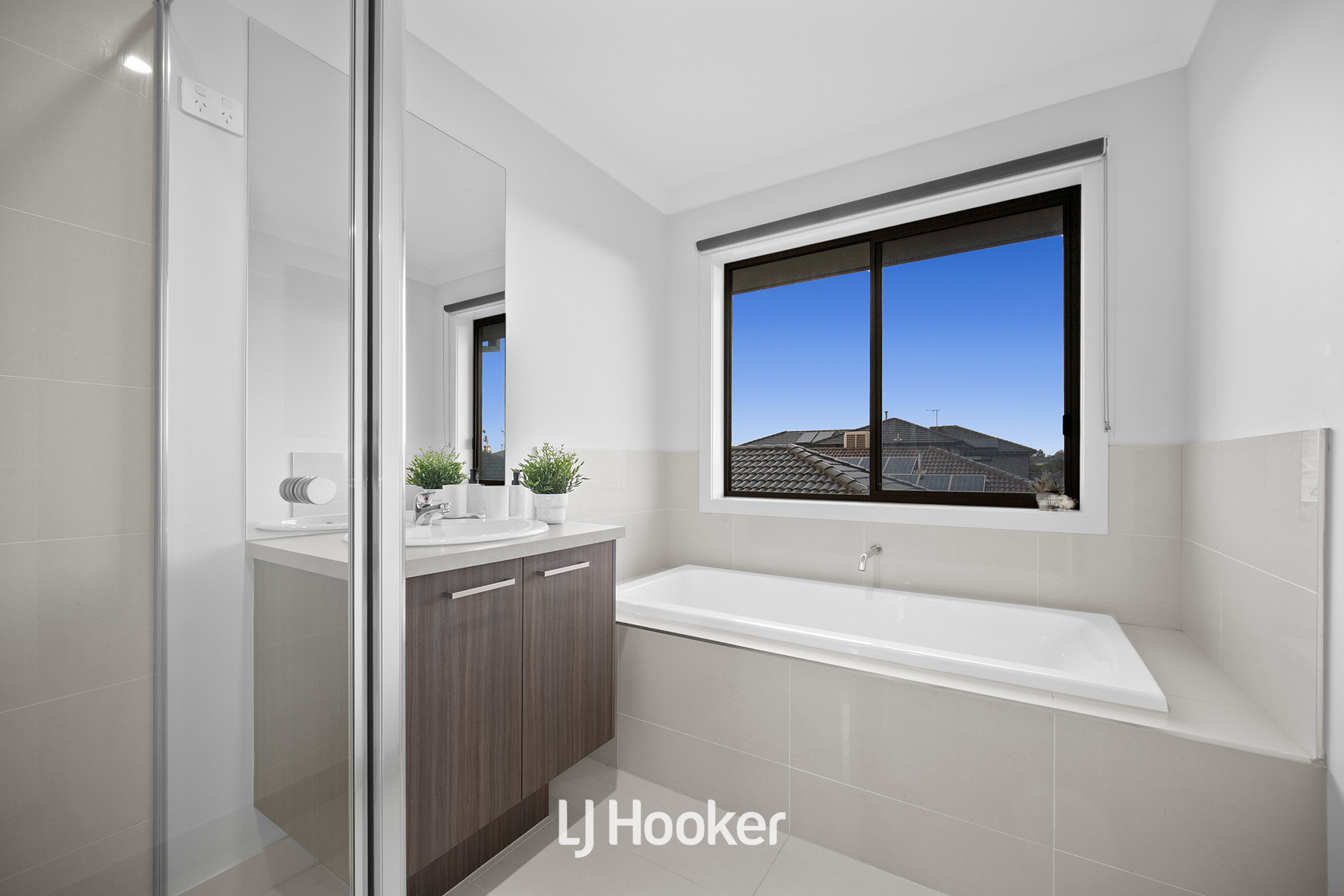 32 Rathberry Circuit, Clyde North, VIC 3978 - Image 2