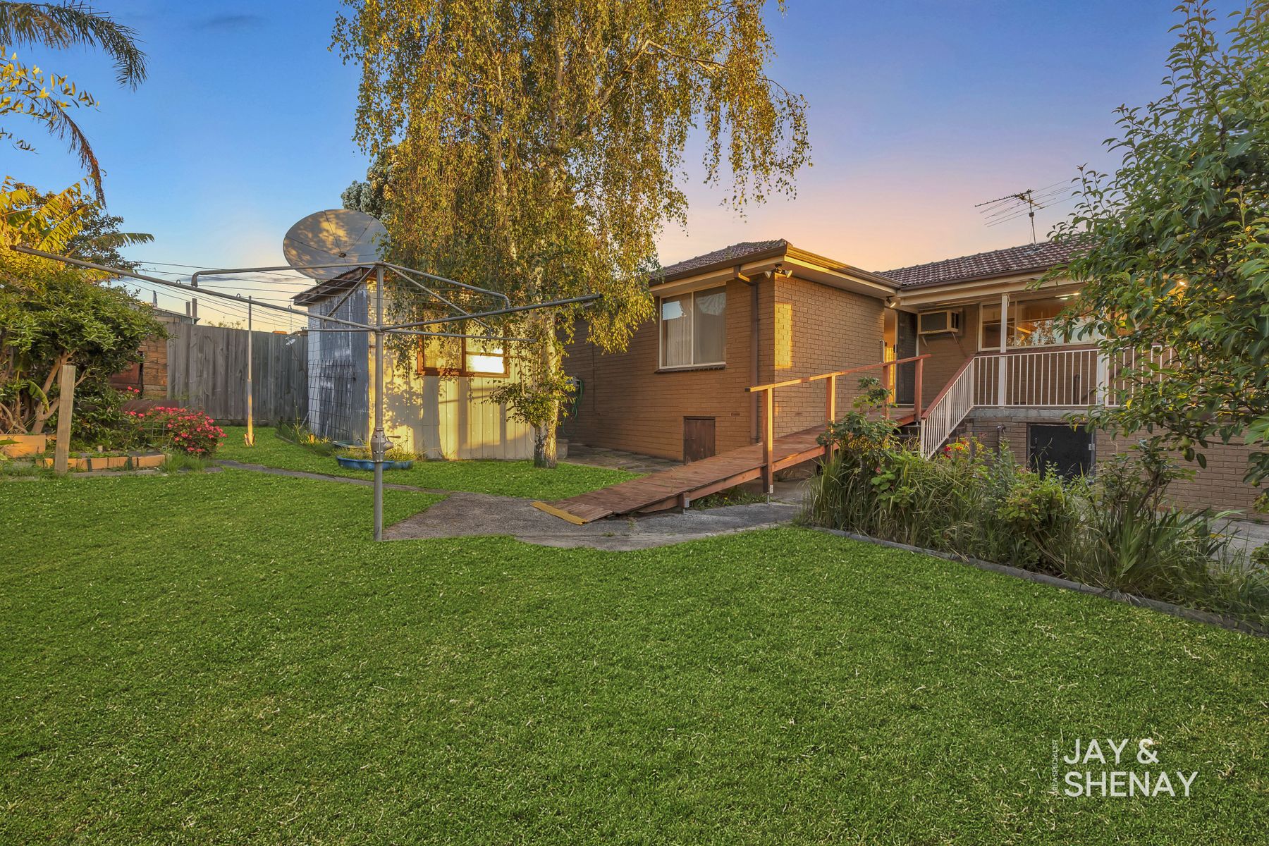 32 Zachary Hicks Crescent, Endeavour Hills, VIC 3802 - Image 1