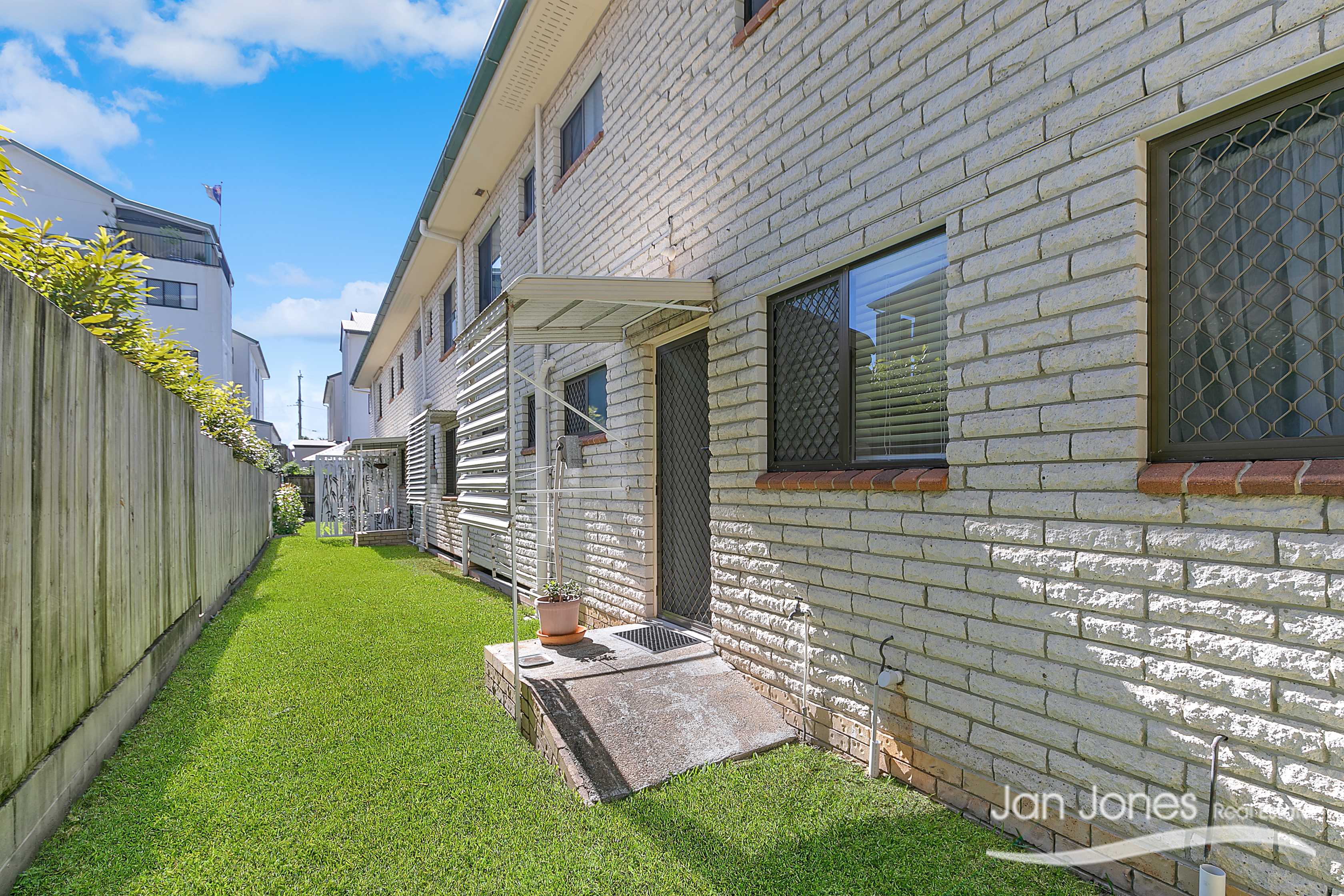 2 8 JEFFREY STREET, REDCLIFFE QLD 4020 - Image 9