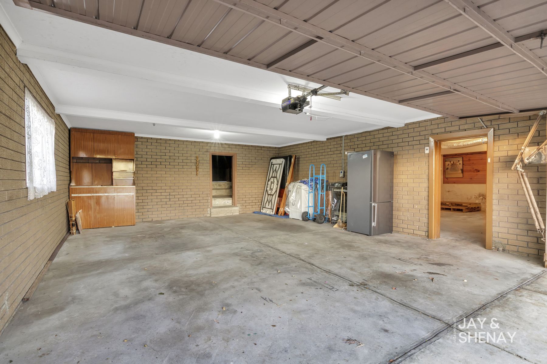 32 Zachary Hicks Crescent, Endeavour Hills, VIC 3802 - Image 2