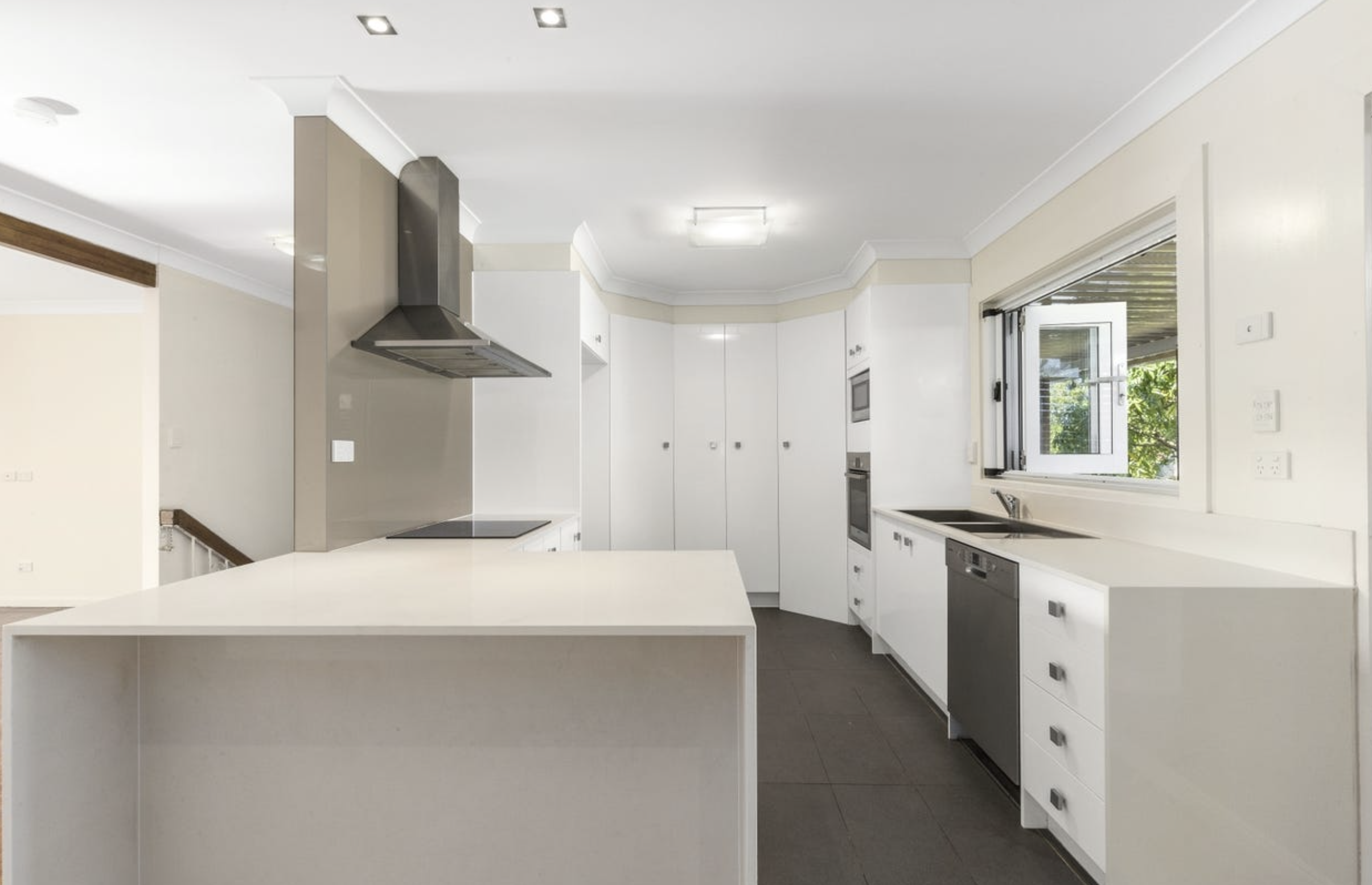 222 BENOWA ROAD, Benowa QLD 4217 - Image 3