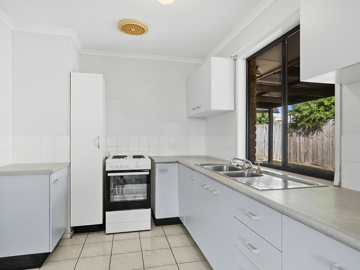 2 DAY PLACE, Sandstone Point QLD 4511 - Image 3