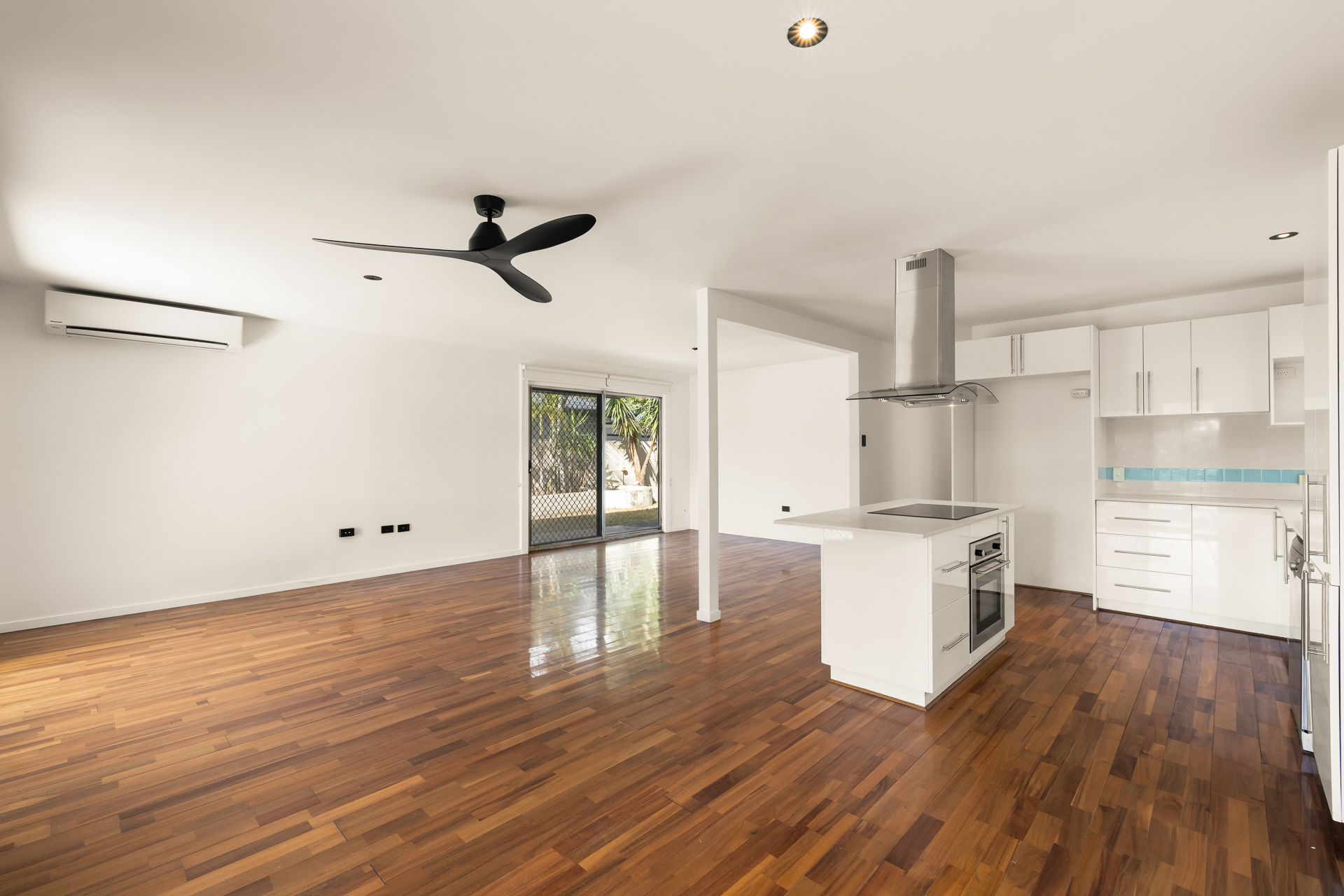 37 Holland Court, Broadbeach Waters, QLD 4218 - Image 4