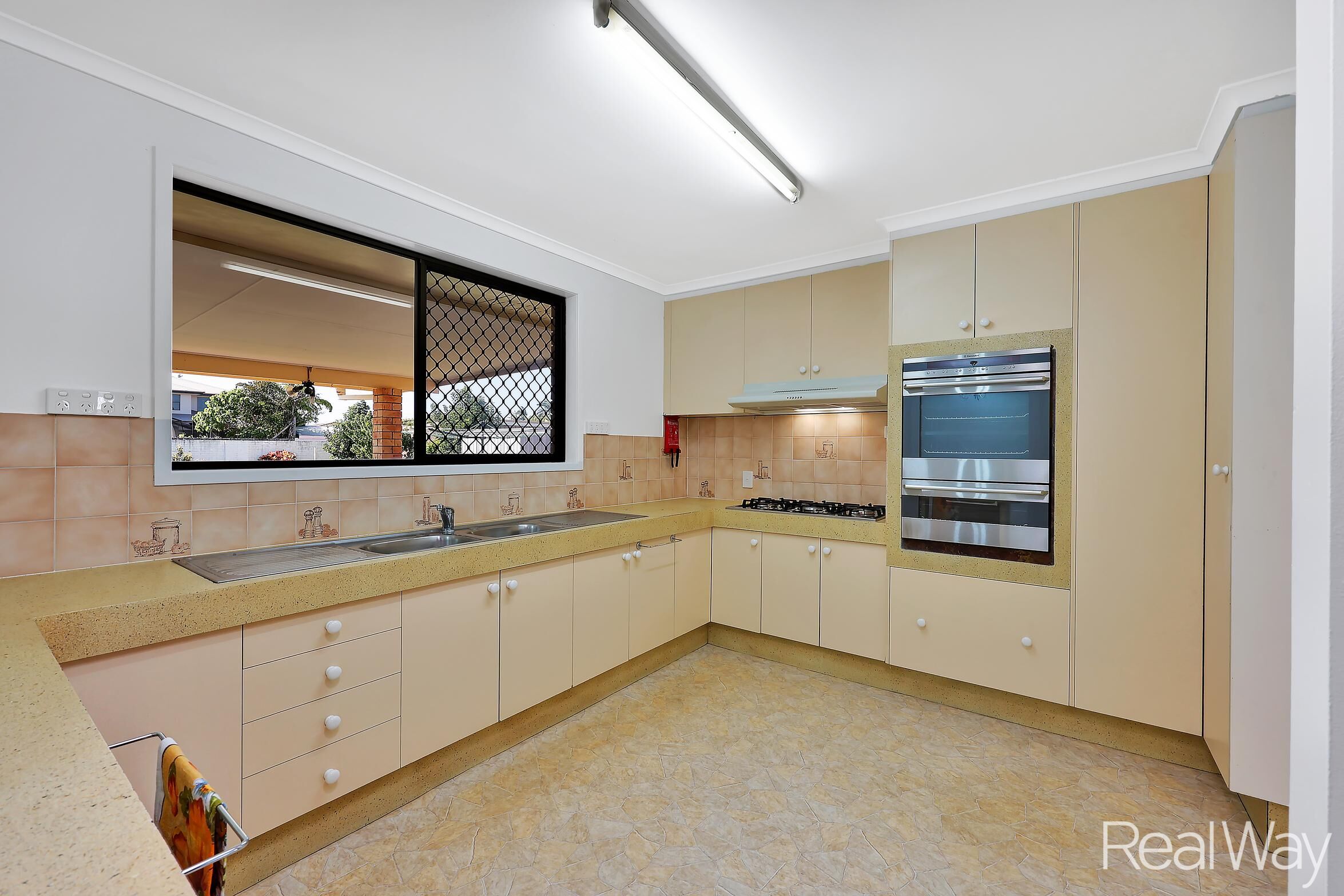 19 Brady Street, Avenell Heights, QLD 4670 - Image 10