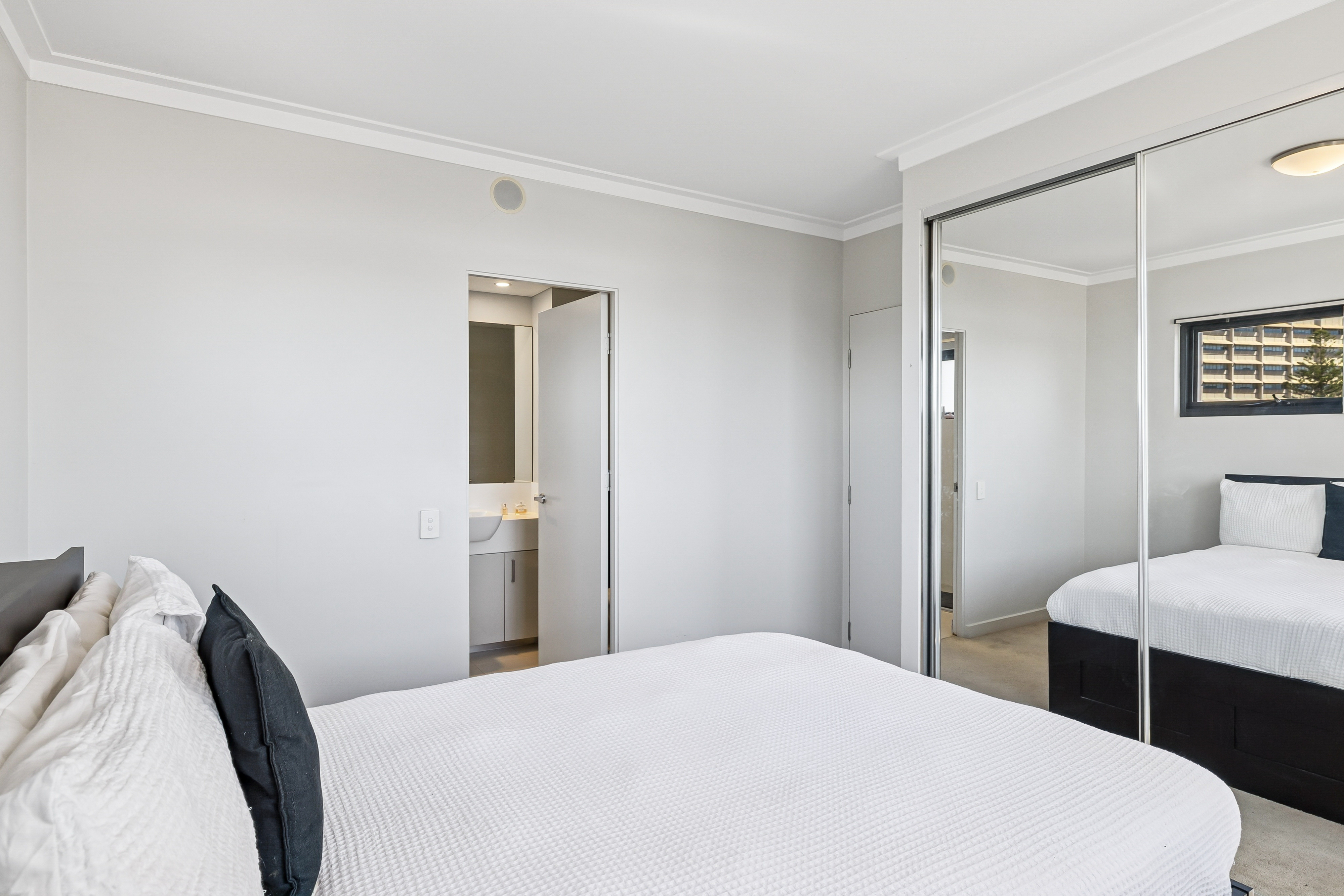 40 33 BRONTE STREET, EAST PERTH WA 6004 - Image 3