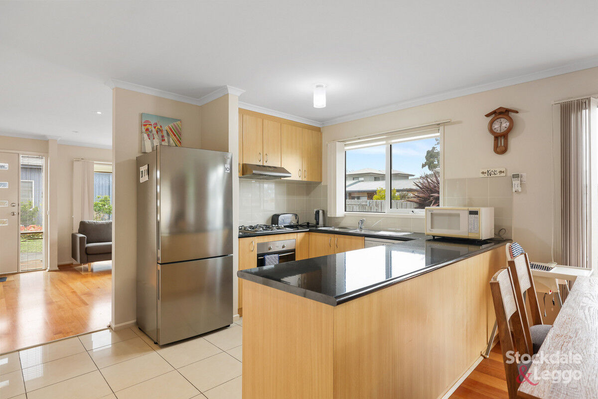 2/11 Douglas Road, Cowes, VIC 3922 - Image 4