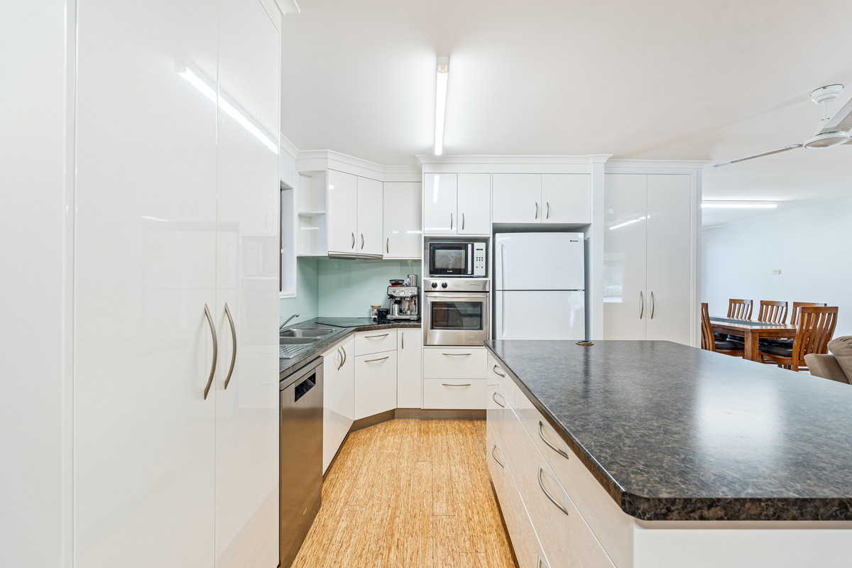 6 LADBROKE CRESCENT, Urangan QLD 4655 - Image 9