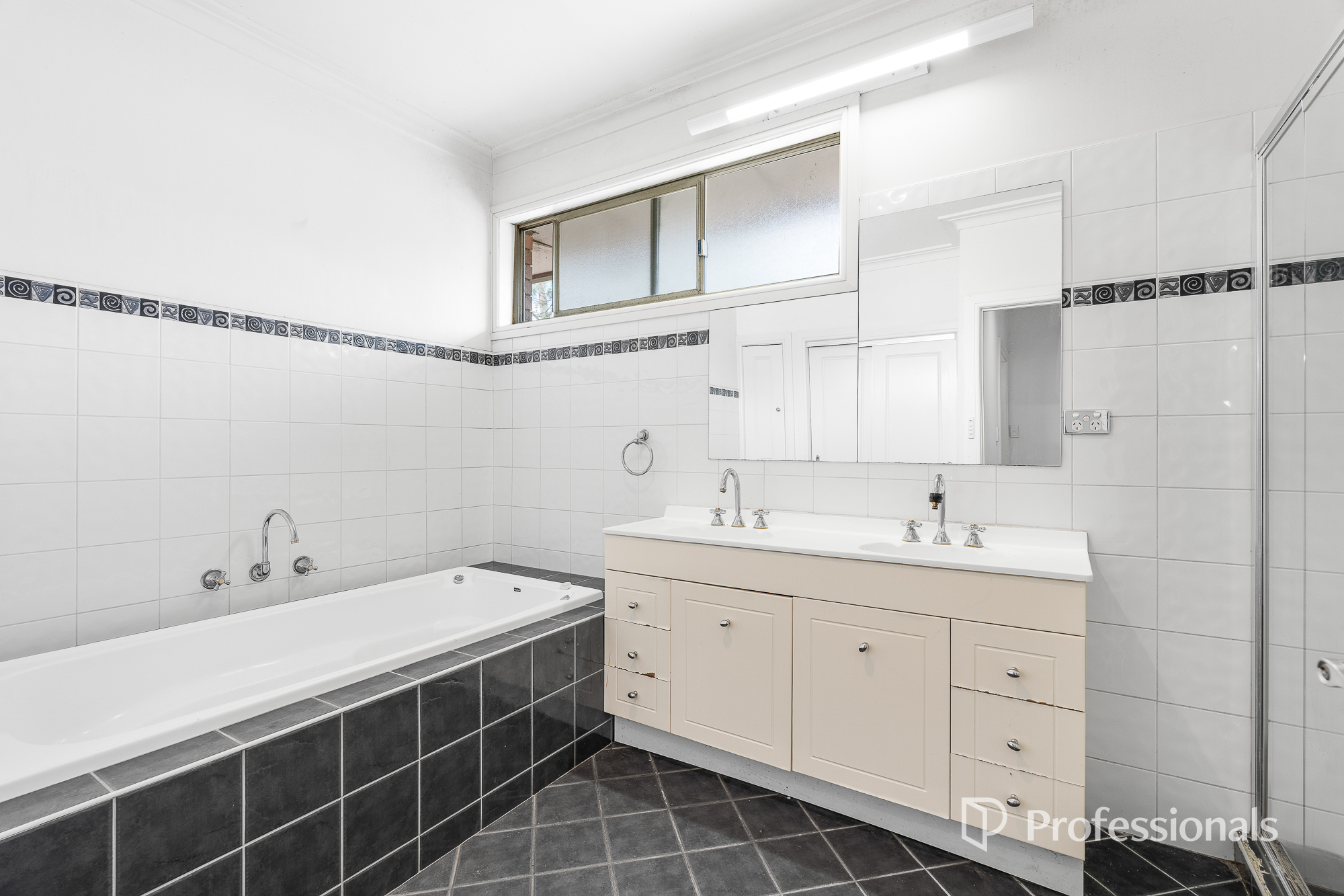 1&2/3 Vicki Court, Doncaster East, Vic, 3109 - Image 4