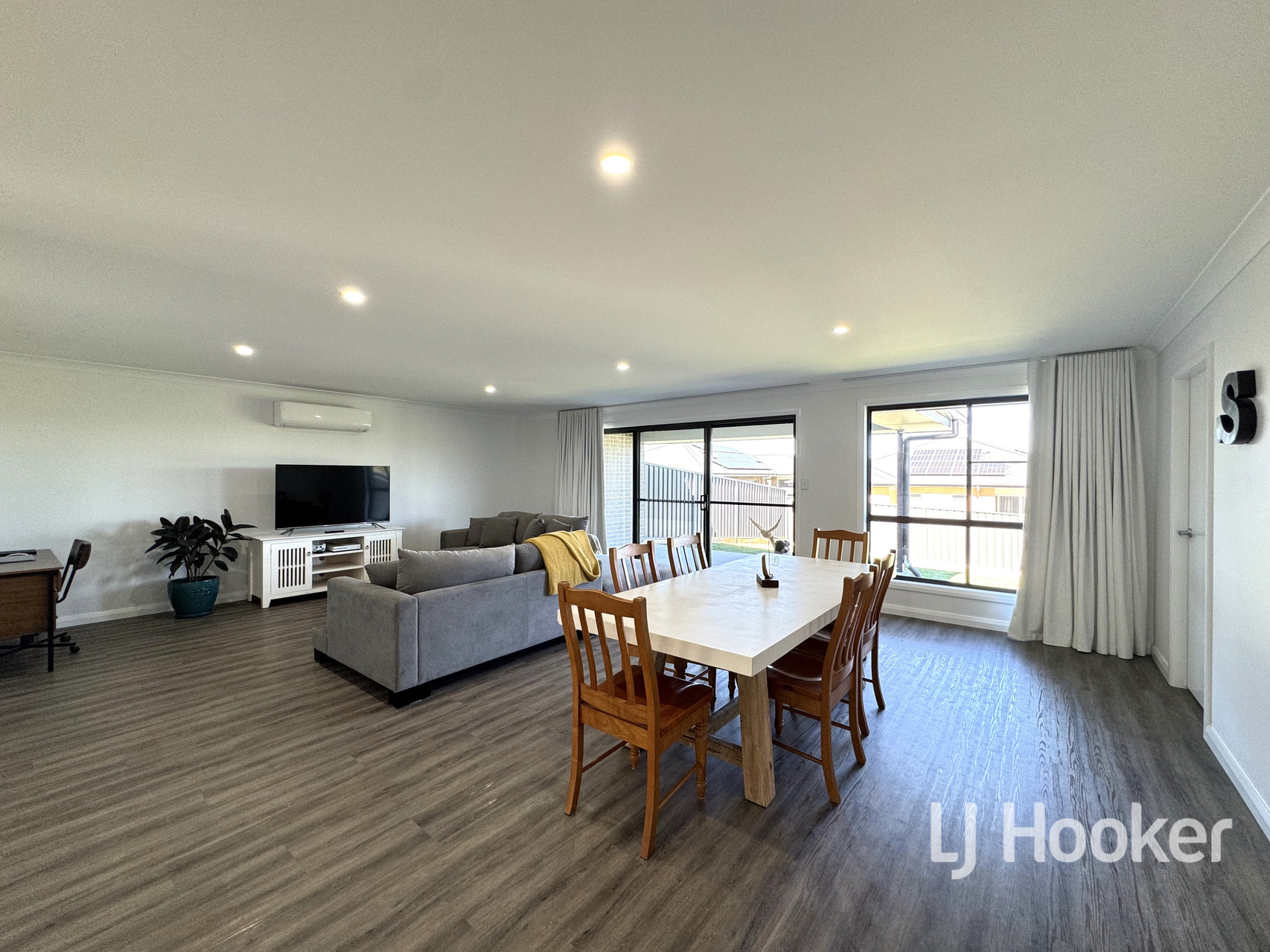 6-bedroom unit at 102 MOORE STREET, Inverell NSW 2360, Inverell, New South Wales