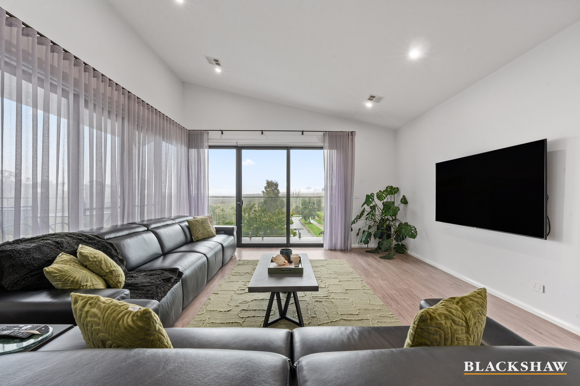 6 Bobby Street, Googong, NSW 2620 - Image 2