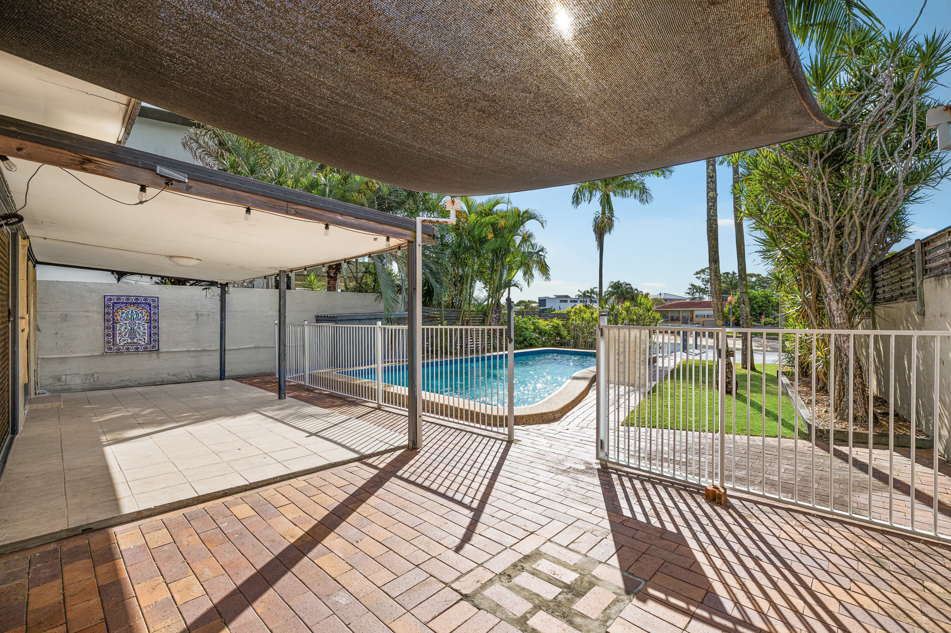 37 Holland Court, Broadbeach Waters, QLD 4218 - Image 8