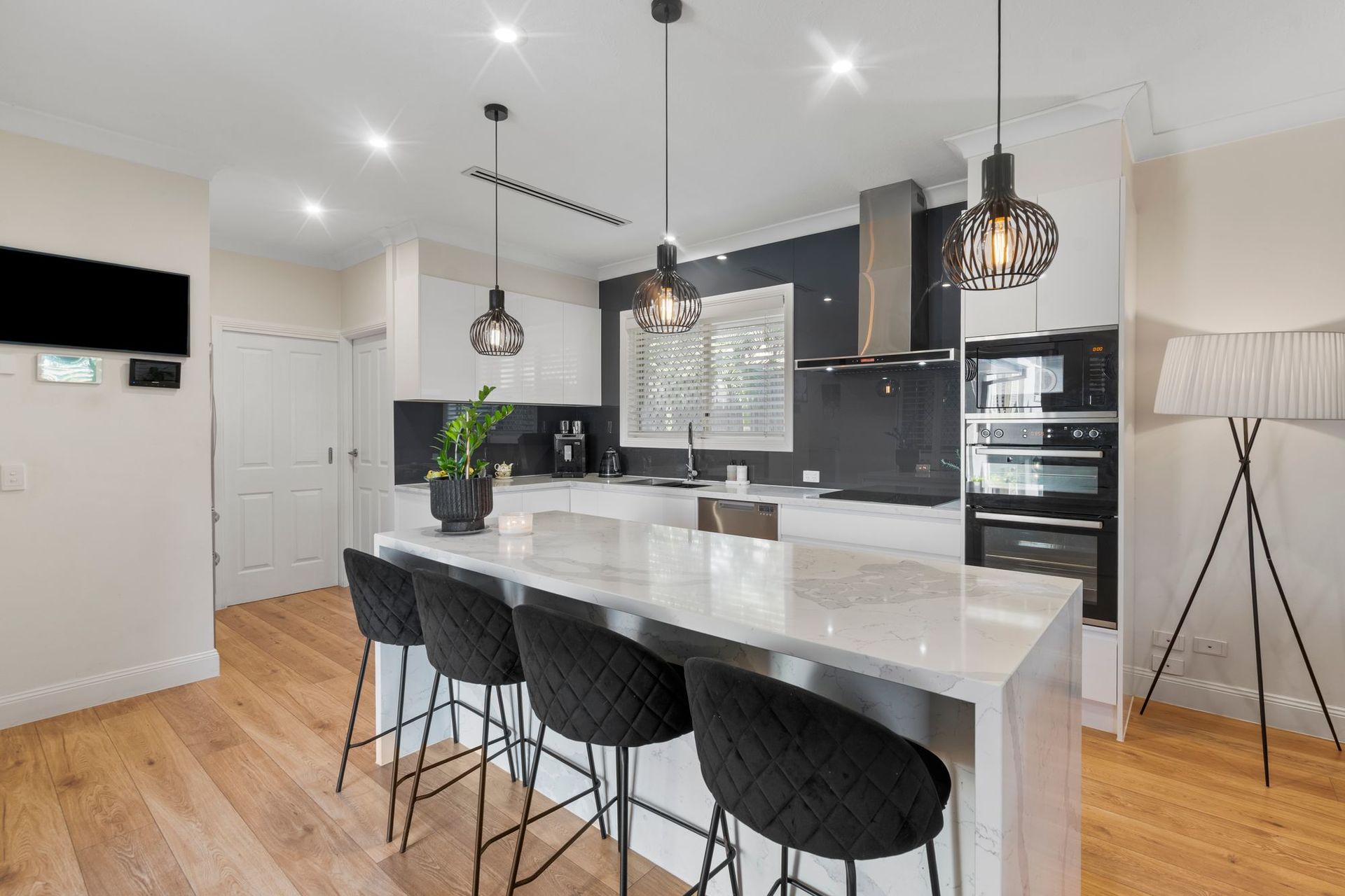 8 CARCOOLA STREET, Benowa QLD 4217 - Image 4