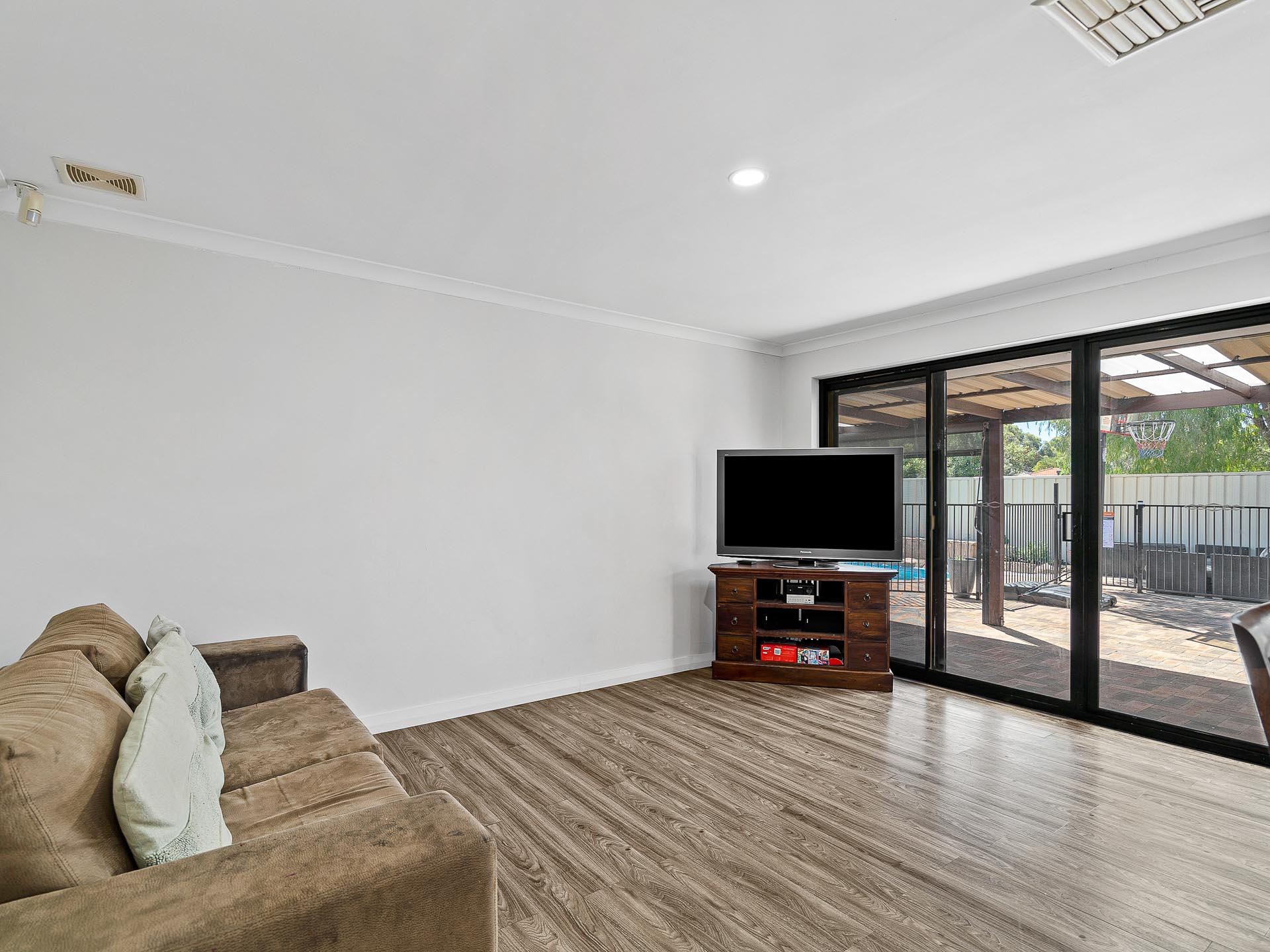 32 Fairway Crescent, Meadow Springs, WA 6210 - Image 8