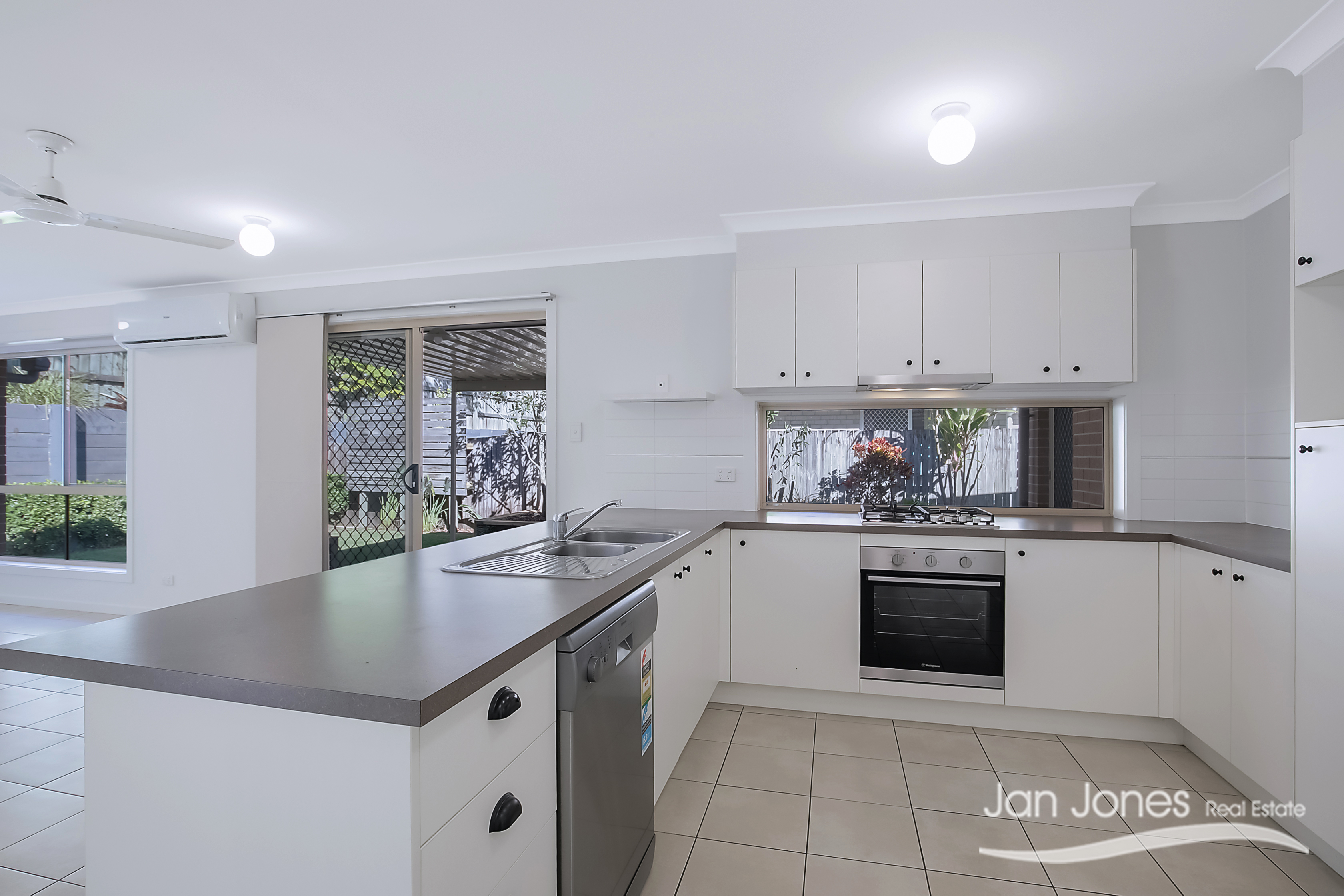 33 PEGGY ROAD, Bellmere QLD 4510 - Image 6