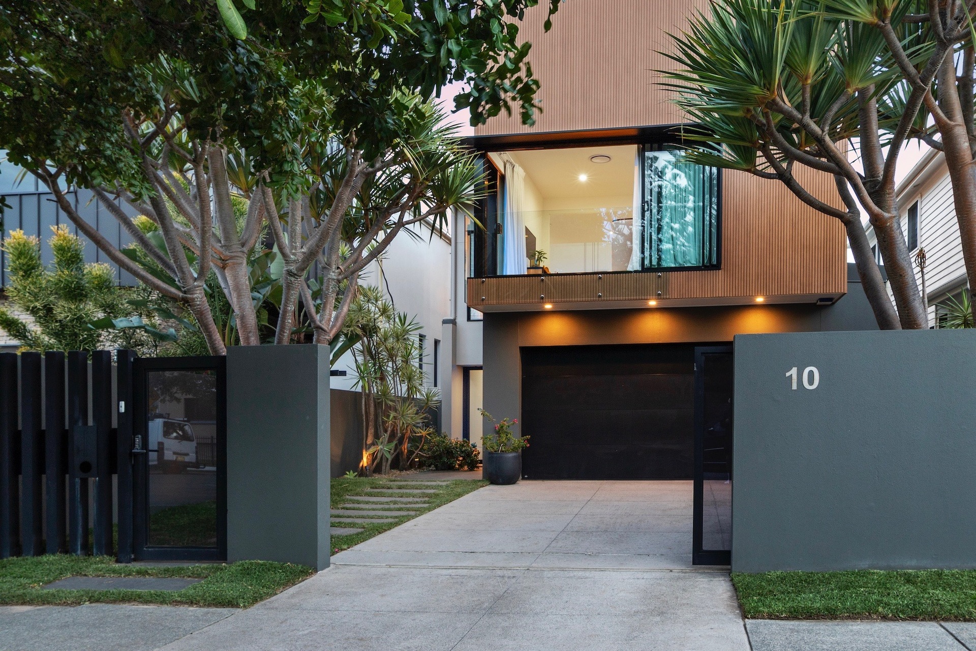 10 OCEAN STREET, Mermaid Beach QLD 4218 - Image 1