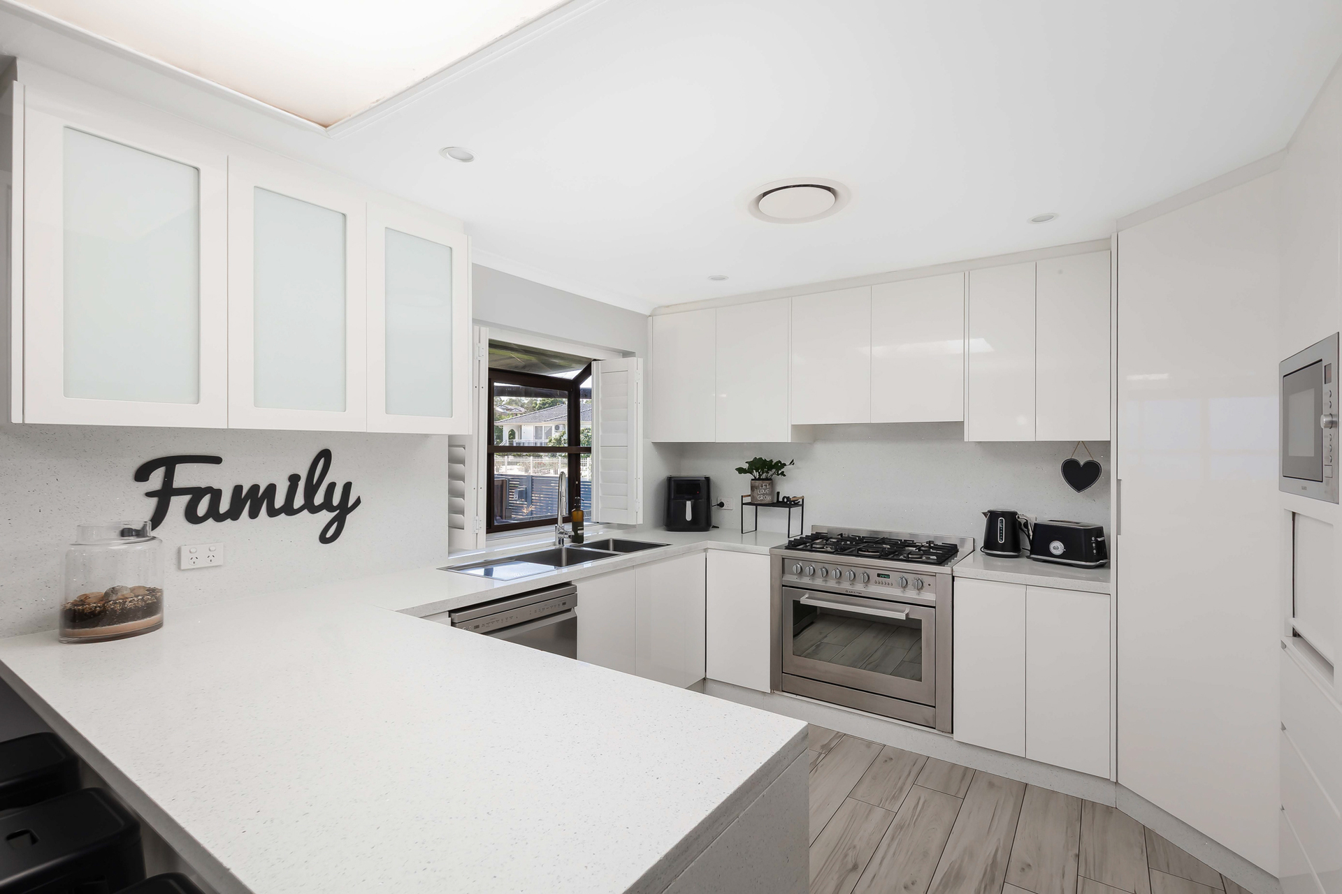 30 ROLAND STREET, Bossley Park NSW 2176 - Image 6