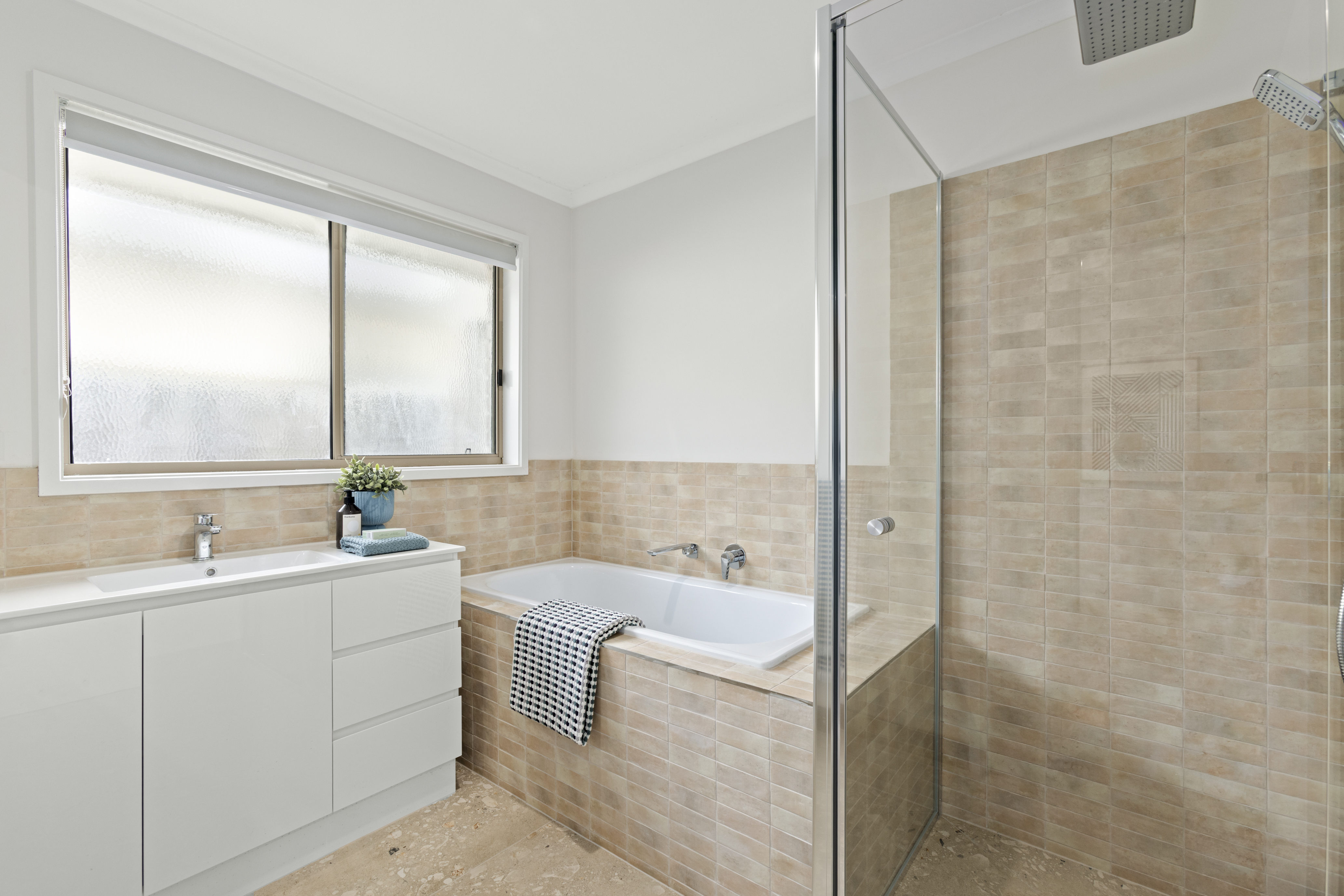3-bedroom unit at 1 320 ABERDEEN STREET, MANIFOLD HEIGHTS VIC 3218, Greater Geelong, Victoria