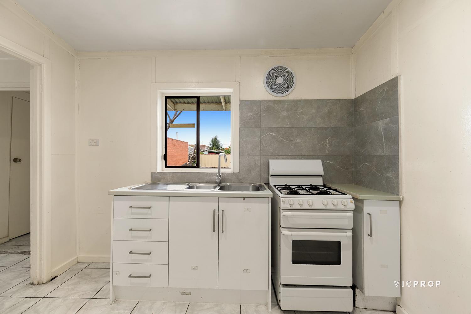 21 ERICA AVENUE, St Albans VIC 3021 - Image 4