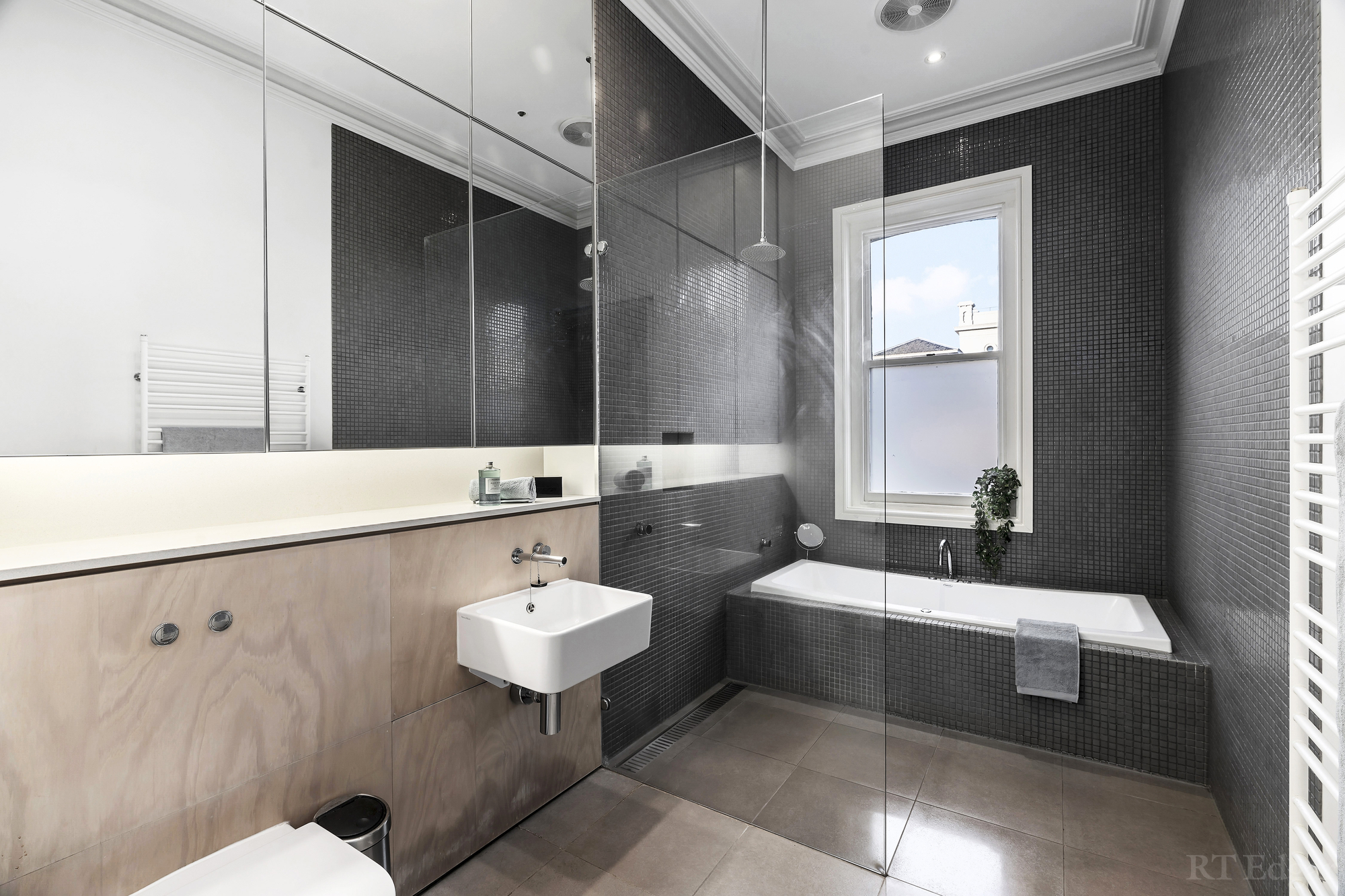 4 Wiltshire Drive, Kew, VIC 3101 - Image 2