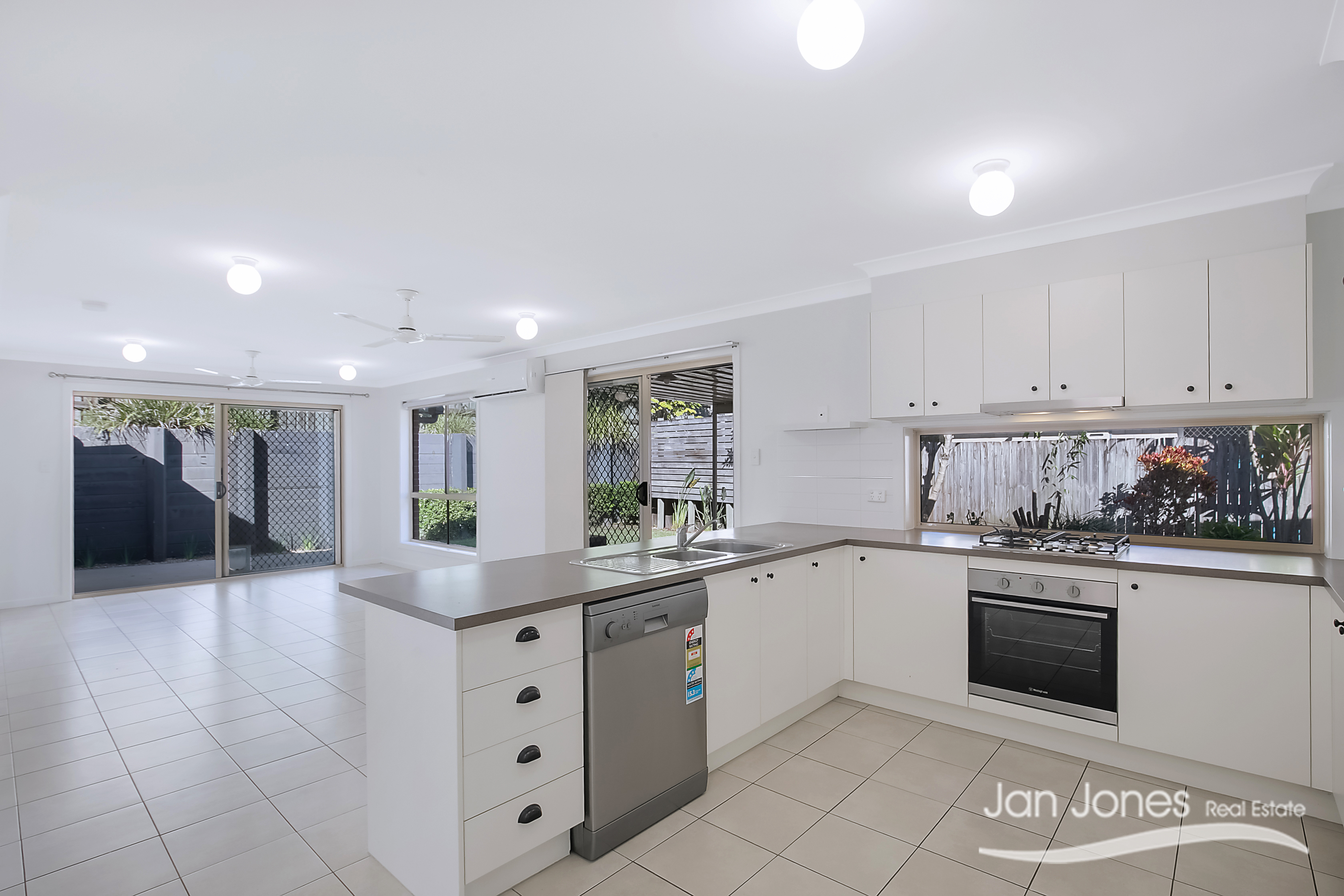33 PEGGY ROAD, Bellmere QLD 4510 - Image 7