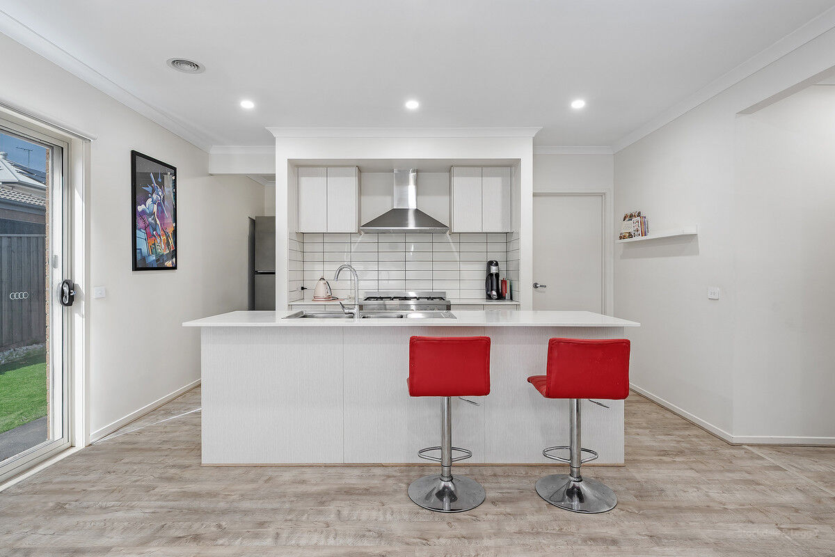 8 RAWLS STREET, Cranbourne VIC 3977 - Image 4