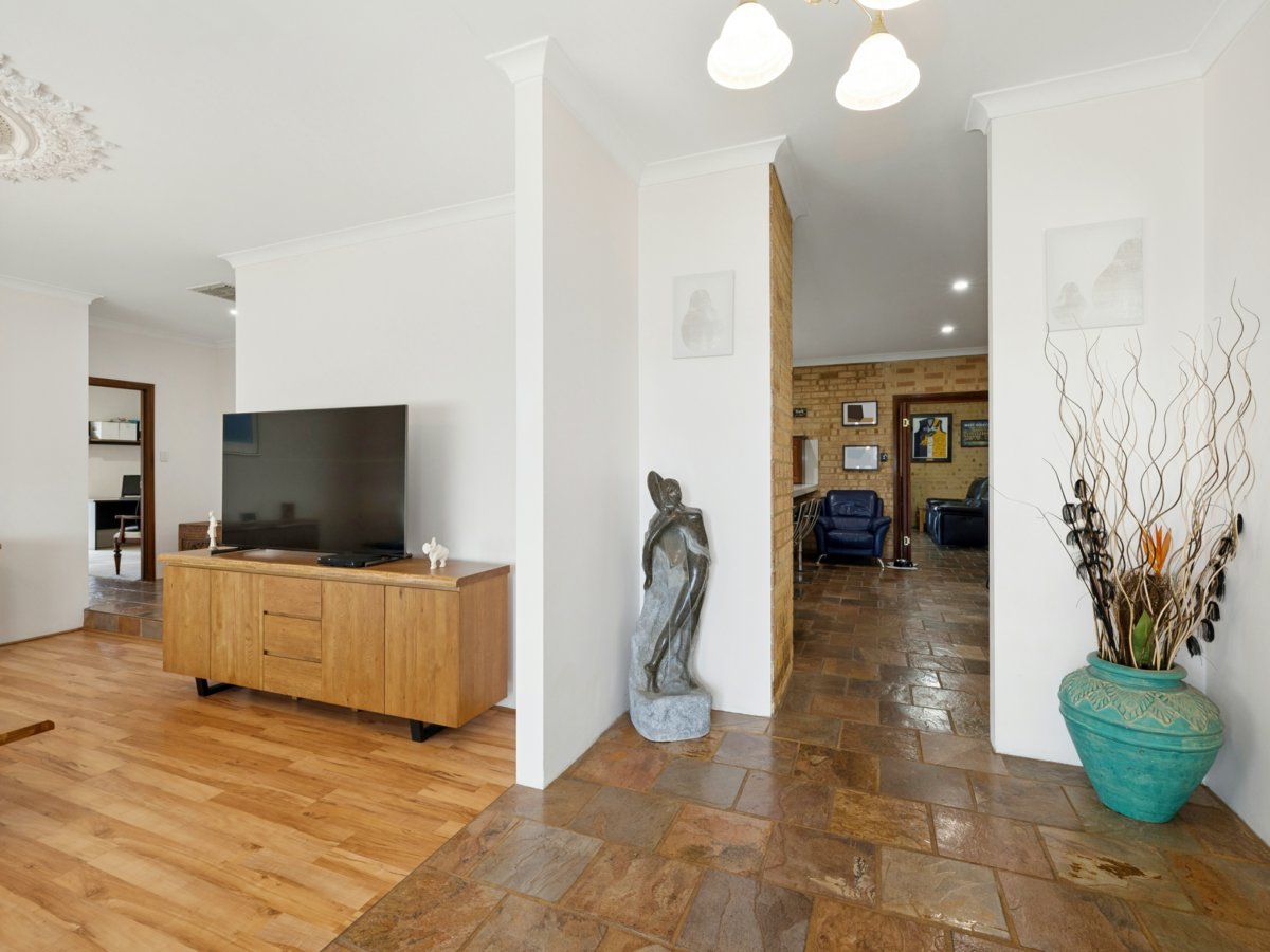 8 VENTURER COURT, Thornlie WA 6108 - Image 5