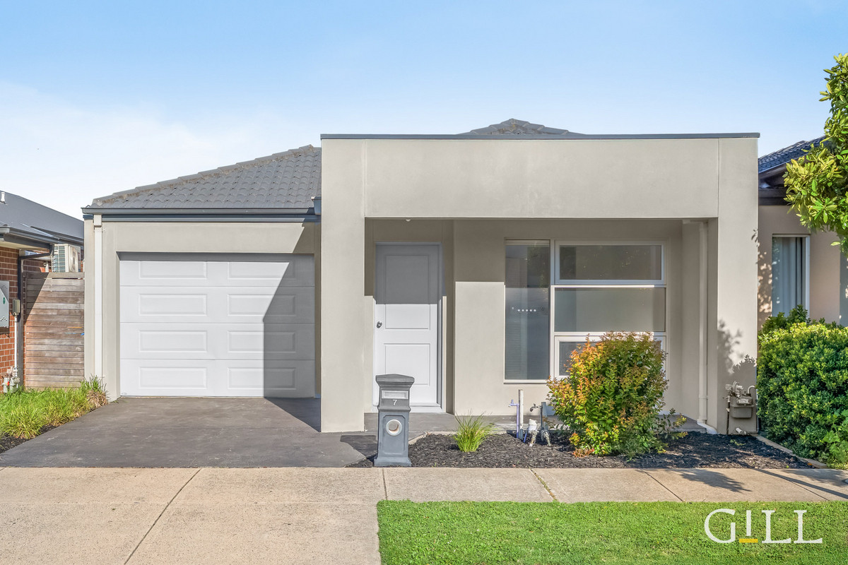 7 BARCELONA AVENUE, Clyde North VIC 3978 - Image 1