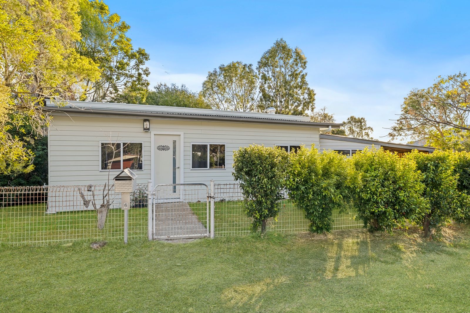 6 CORONATION DRIVE, Mount Morgan QLD 4714 - Image 1