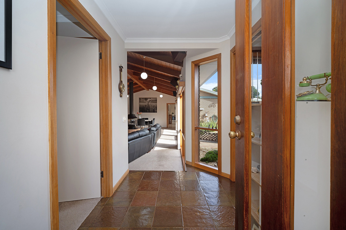 6 Moodie Avenue, Hamilton, Vic, 3300 - Image 2
