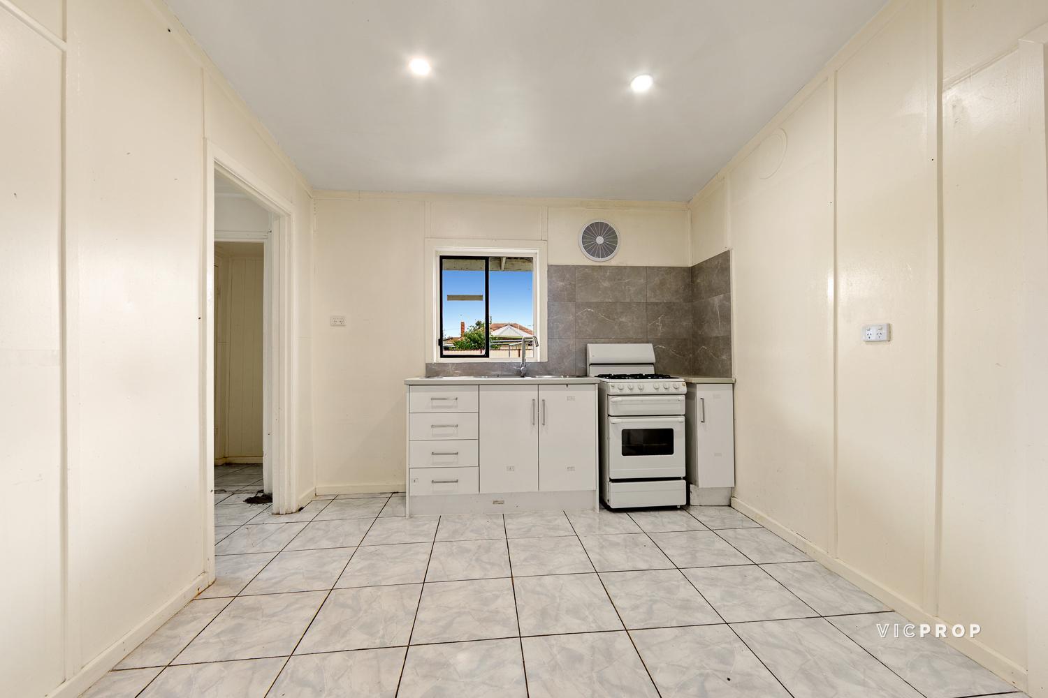 21 ERICA AVENUE, St Albans VIC 3021 - Image 3