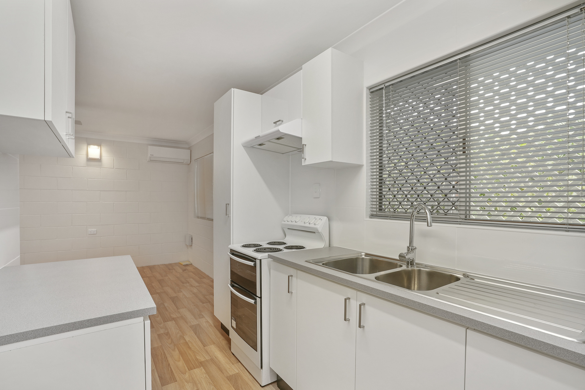 8/5 Thomas Street, Cairns North, QLD 4870 - Image 3