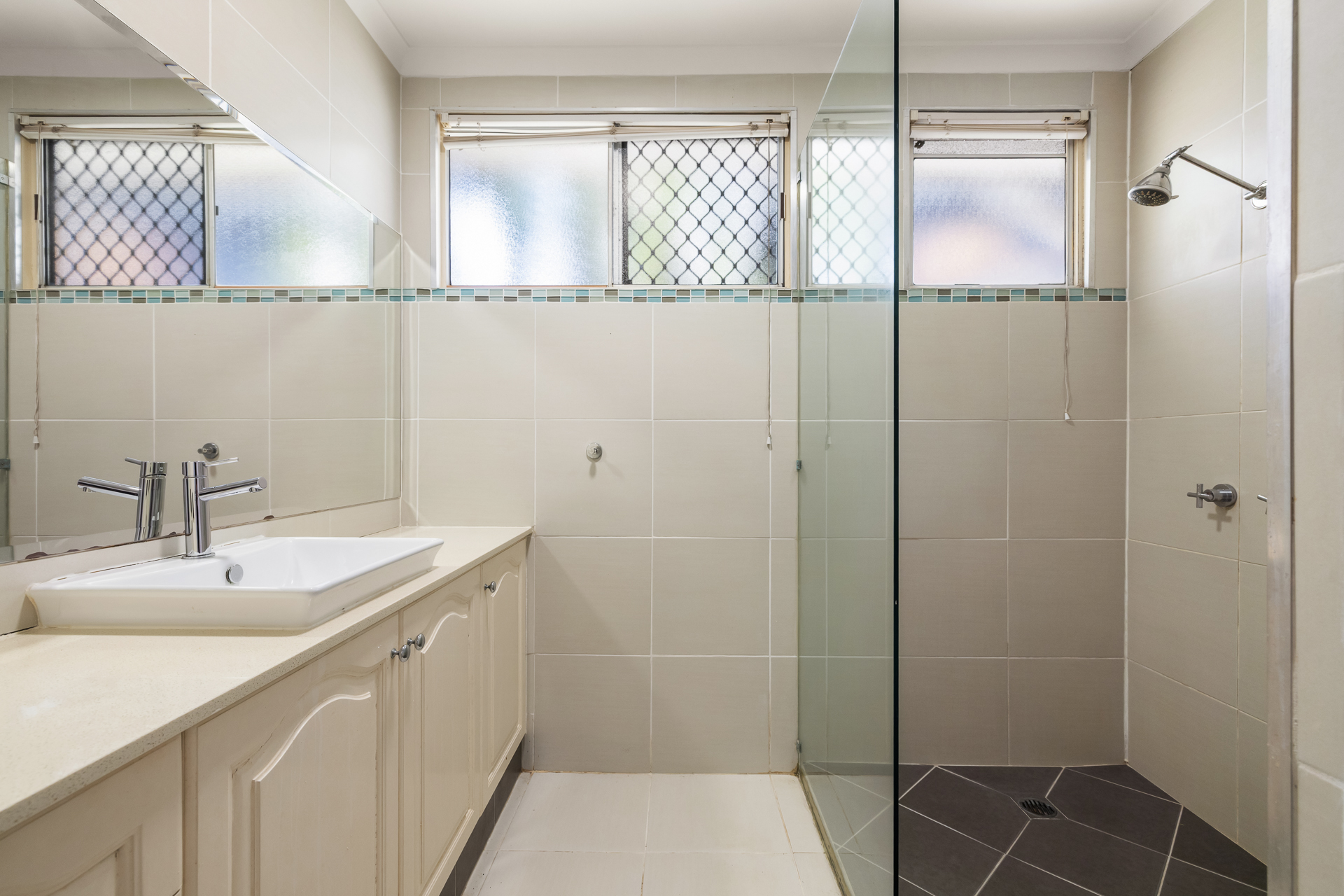 37 Holland Court, Broadbeach Waters, QLD 4218 - Image 10