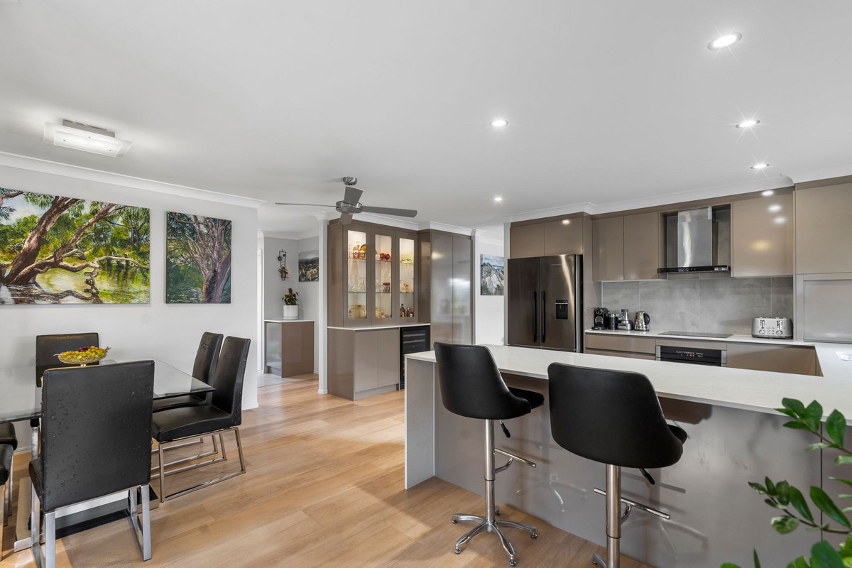 8 MURDOCK PLACE, Wakerley QLD 4154 - Image 3
