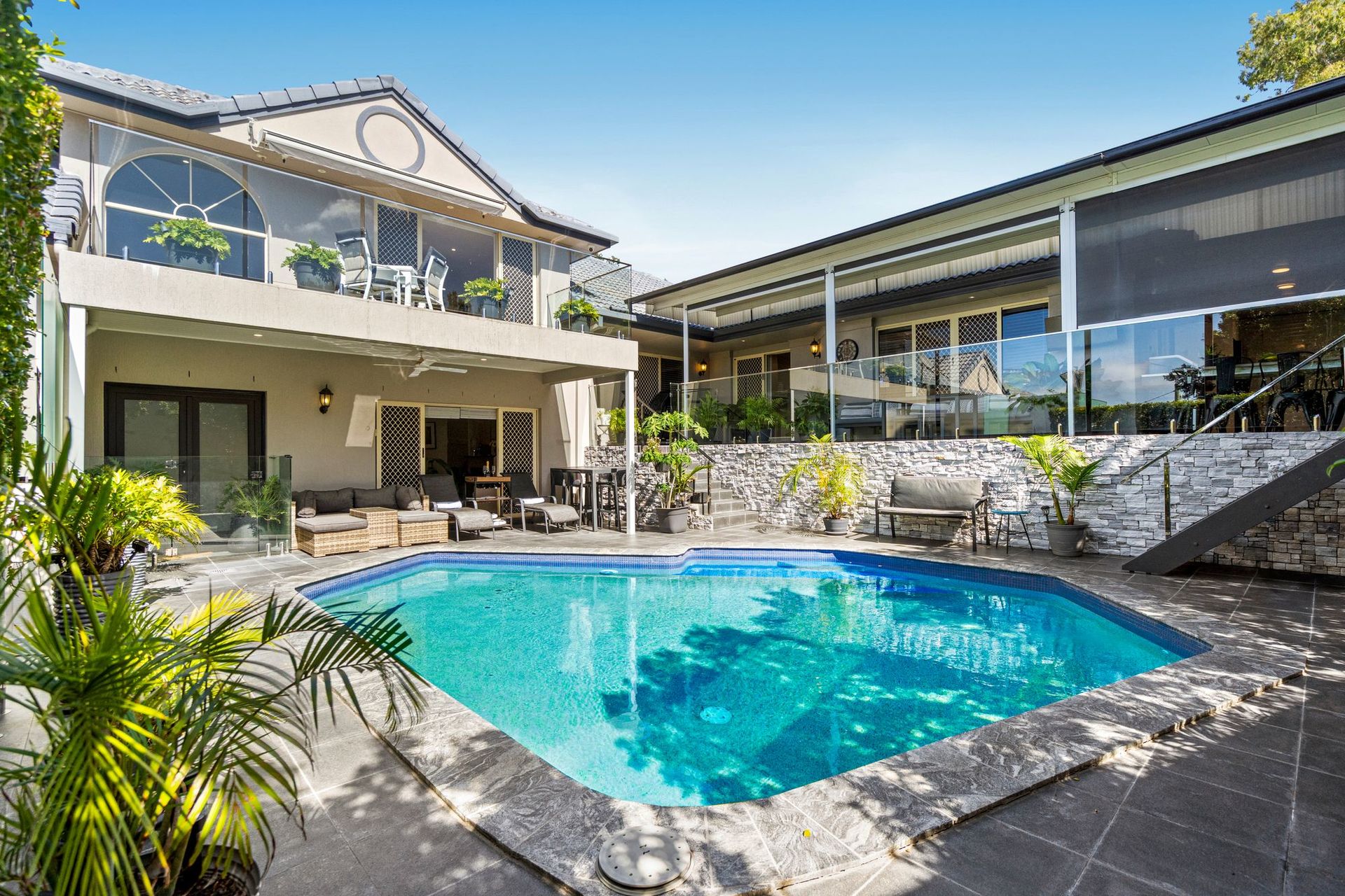 8 CARCOOLA STREET, Benowa QLD 4217 - Image 2