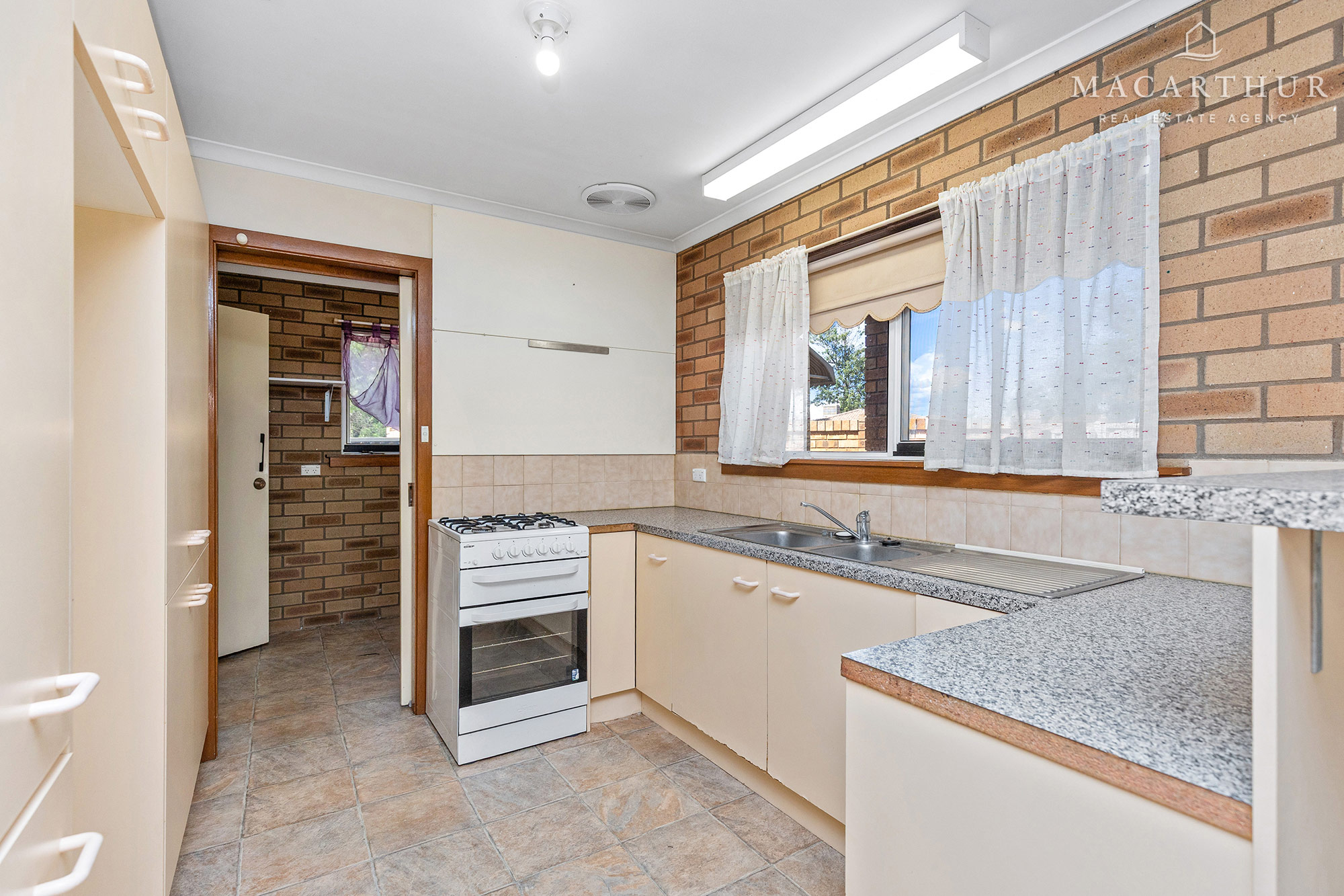5 47 KAROOM DRIVE, GLENFIELD PARK NSW 2650 - Image 2