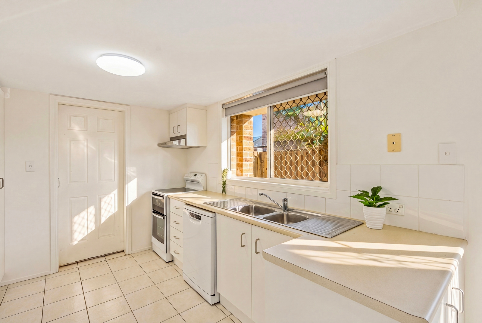 1 11 CUPANIA PLACE, ELANORA QLD 4221 - Image 3
