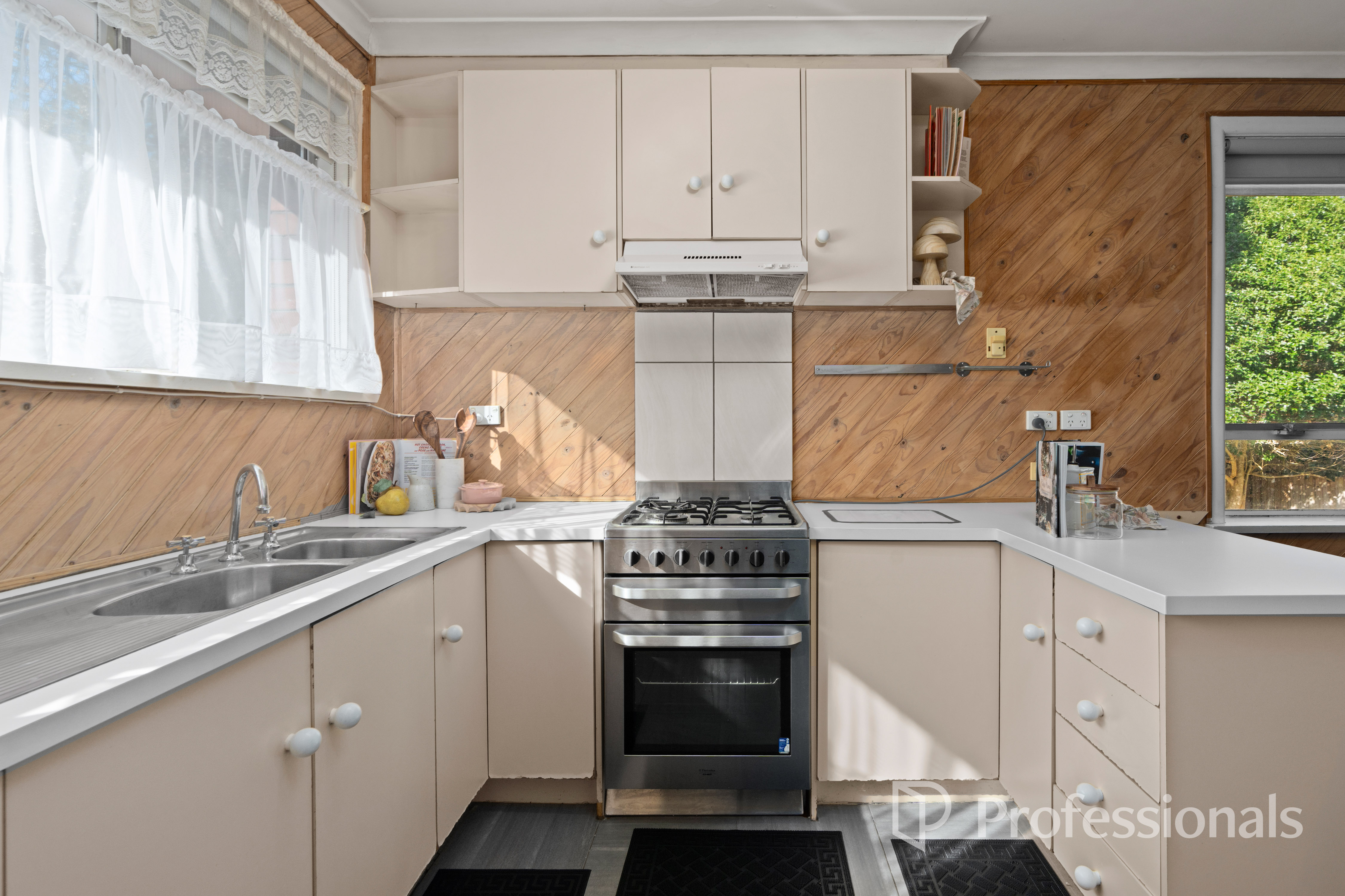 33 PENTLOWE ROAD, Wantirna South VIC 3152 - Image 3