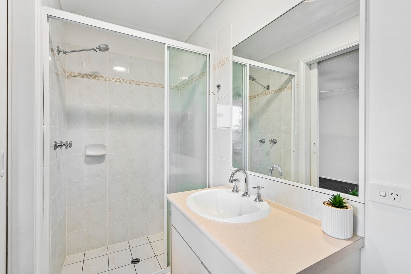 1 11 CUPANIA PLACE, ELANORA QLD 4221 - Image 10