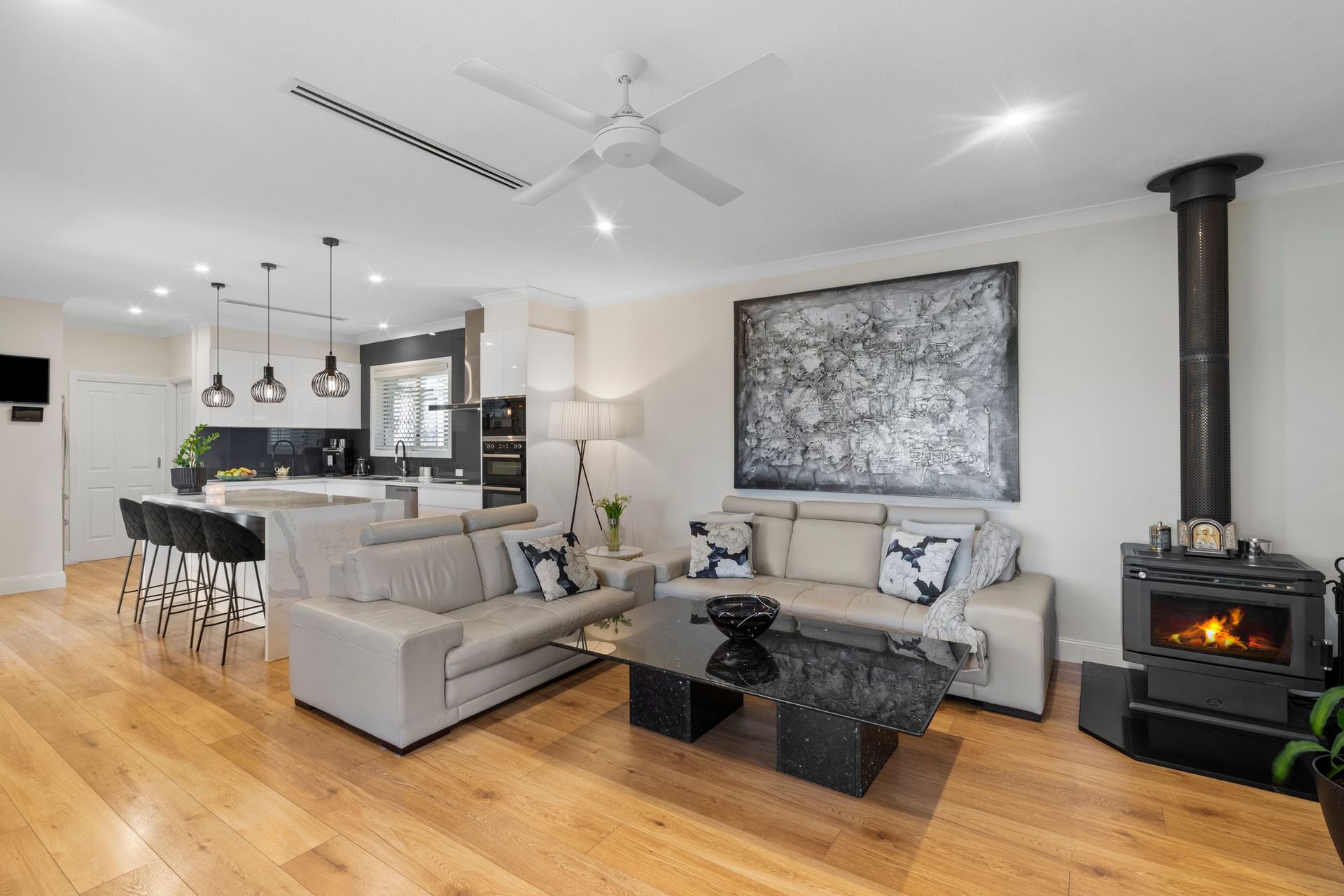 8 CARCOOLA STREET, Benowa QLD 4217 - Image 6