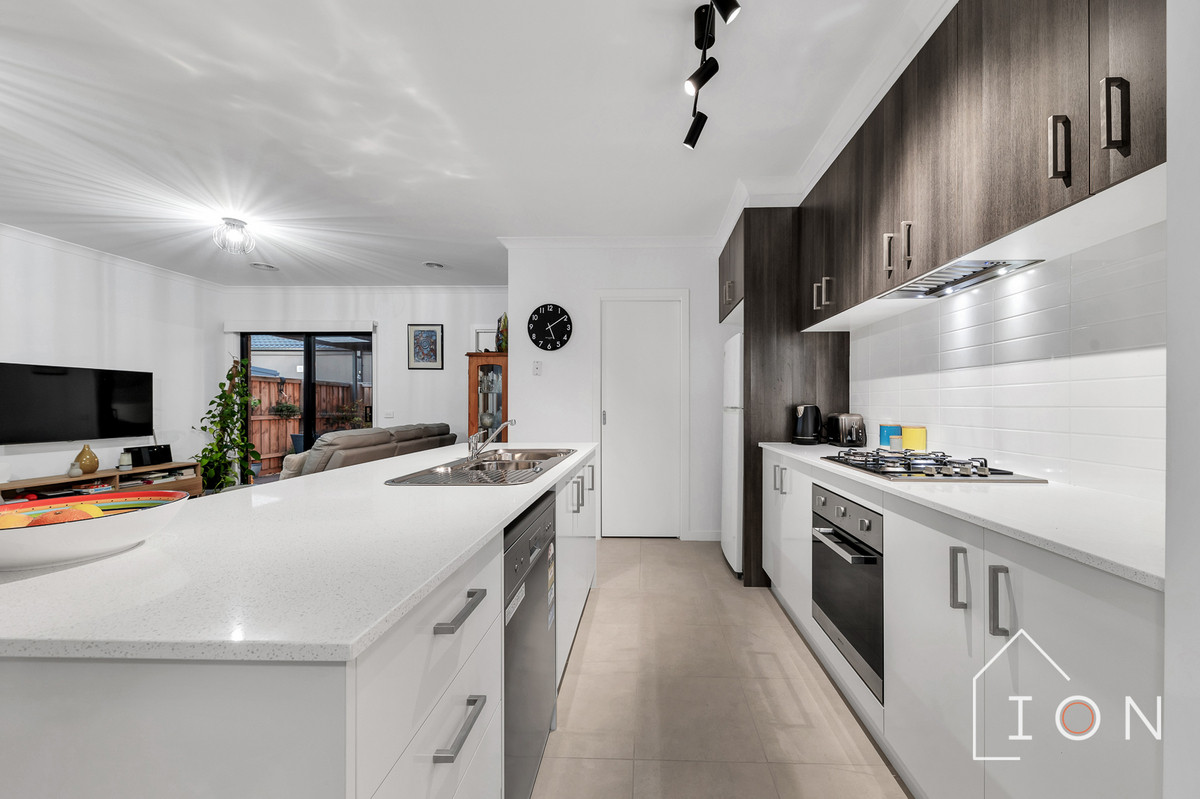20 Mare Close, Cranbourne East, VIC 3977 - Image 3