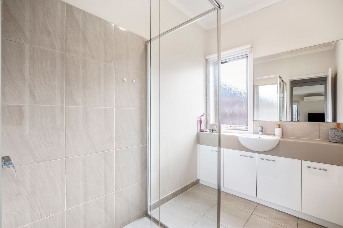 3-bedroom unit at 2/2 Fairbrae Avenue, Belmont, VIC 3216, Greater Geelong, Victoria