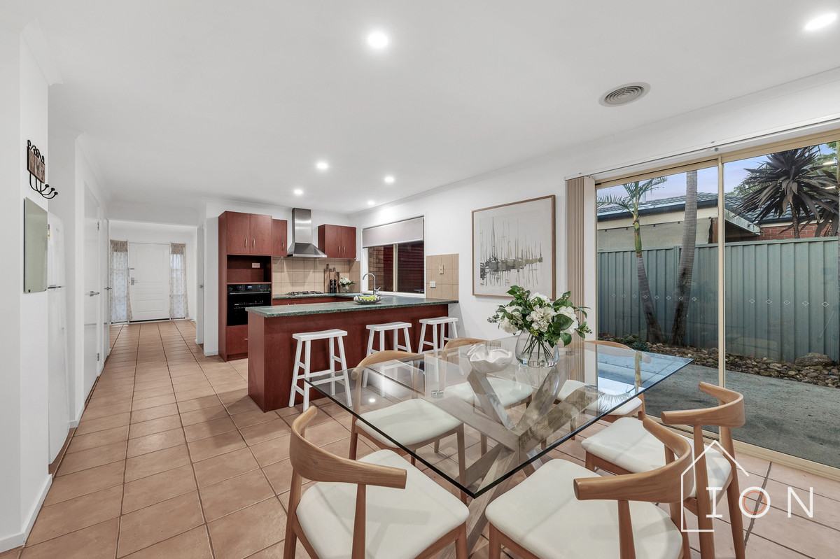17 BRADFORD DRIVE, Cranbourne East VIC 3977 - Image 9