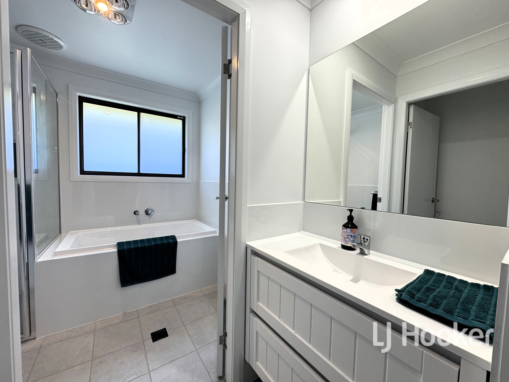 6-bedroom unit at 102 MOORE STREET, Inverell NSW 2360, Inverell, New South Wales