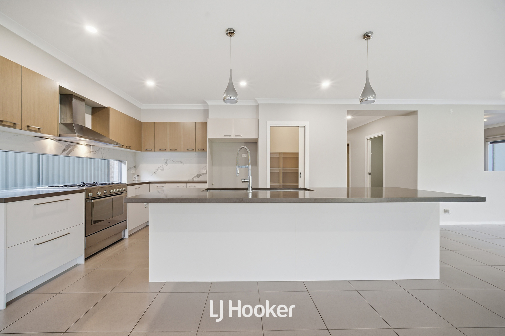 19 MCEWAN DRIVE, Cranbourne East VIC 3977 - Image 4
