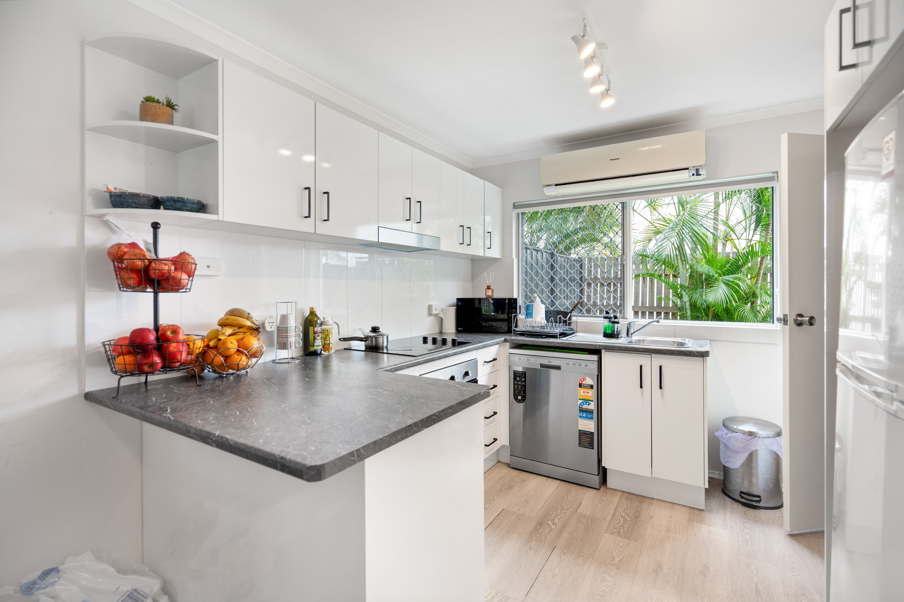 12-bedroom house at 405 Esplanade, Torquay, QLD 4655, Fraser Coast, Queensland