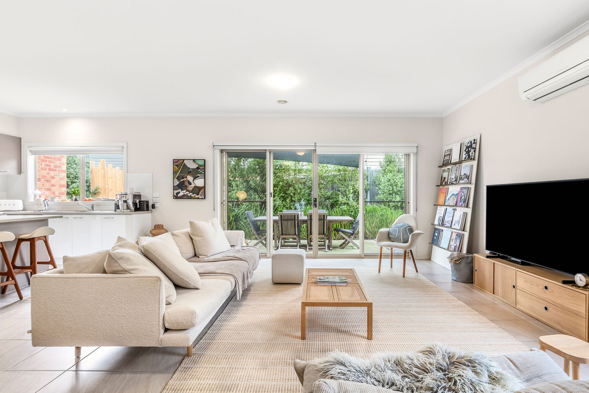 3-bedroom unit at 2/2 Fairbrae Avenue, Belmont, VIC 3216, Greater Geelong, Victoria