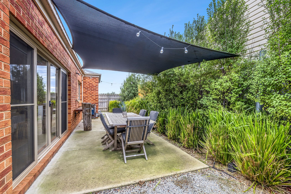 3-bedroom unit at 2/2 Fairbrae Avenue, Belmont, VIC 3216, Greater Geelong, Victoria