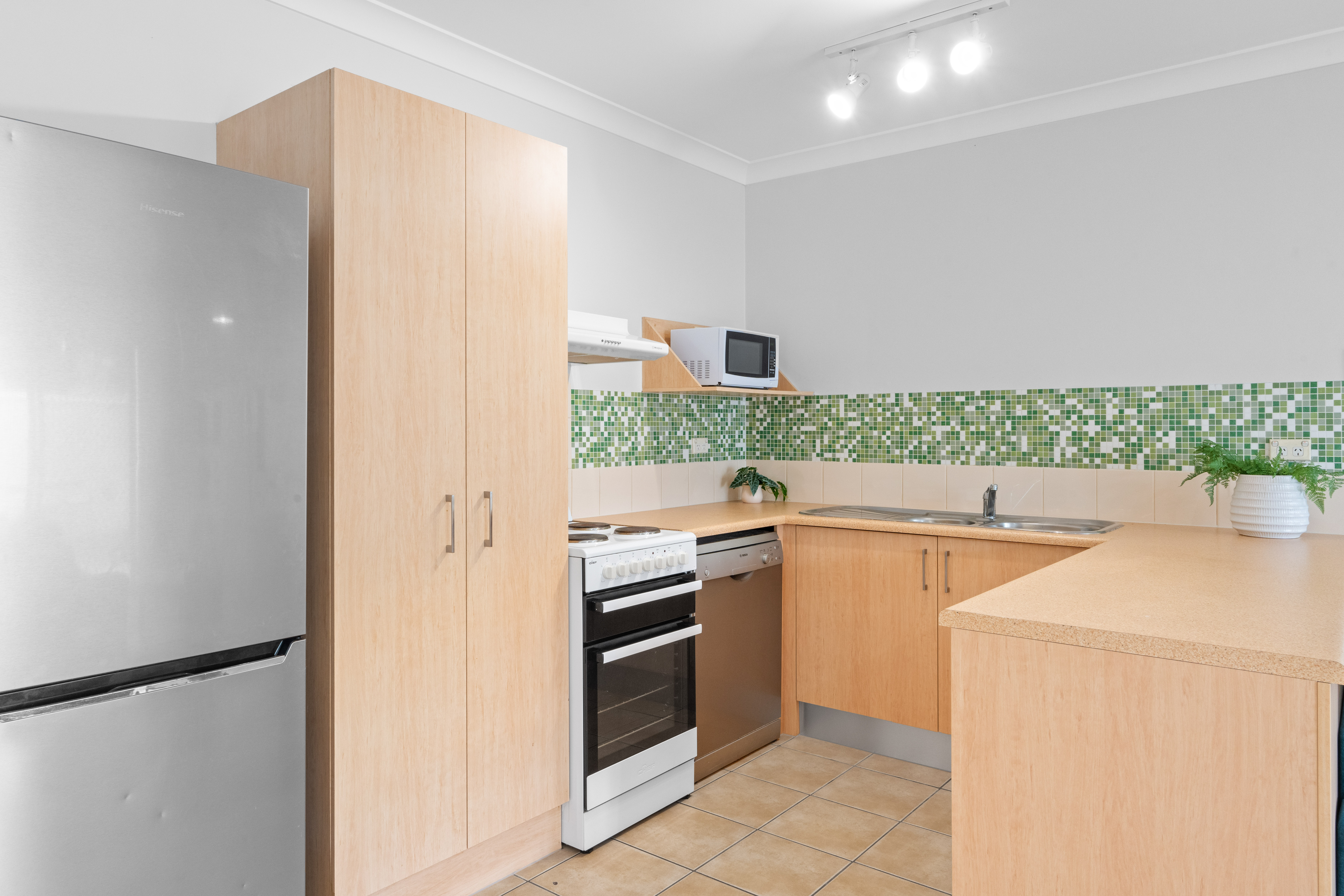 7 5-7 OYSTER COURT, TRINITY BEACH QLD 4879 - Image 3